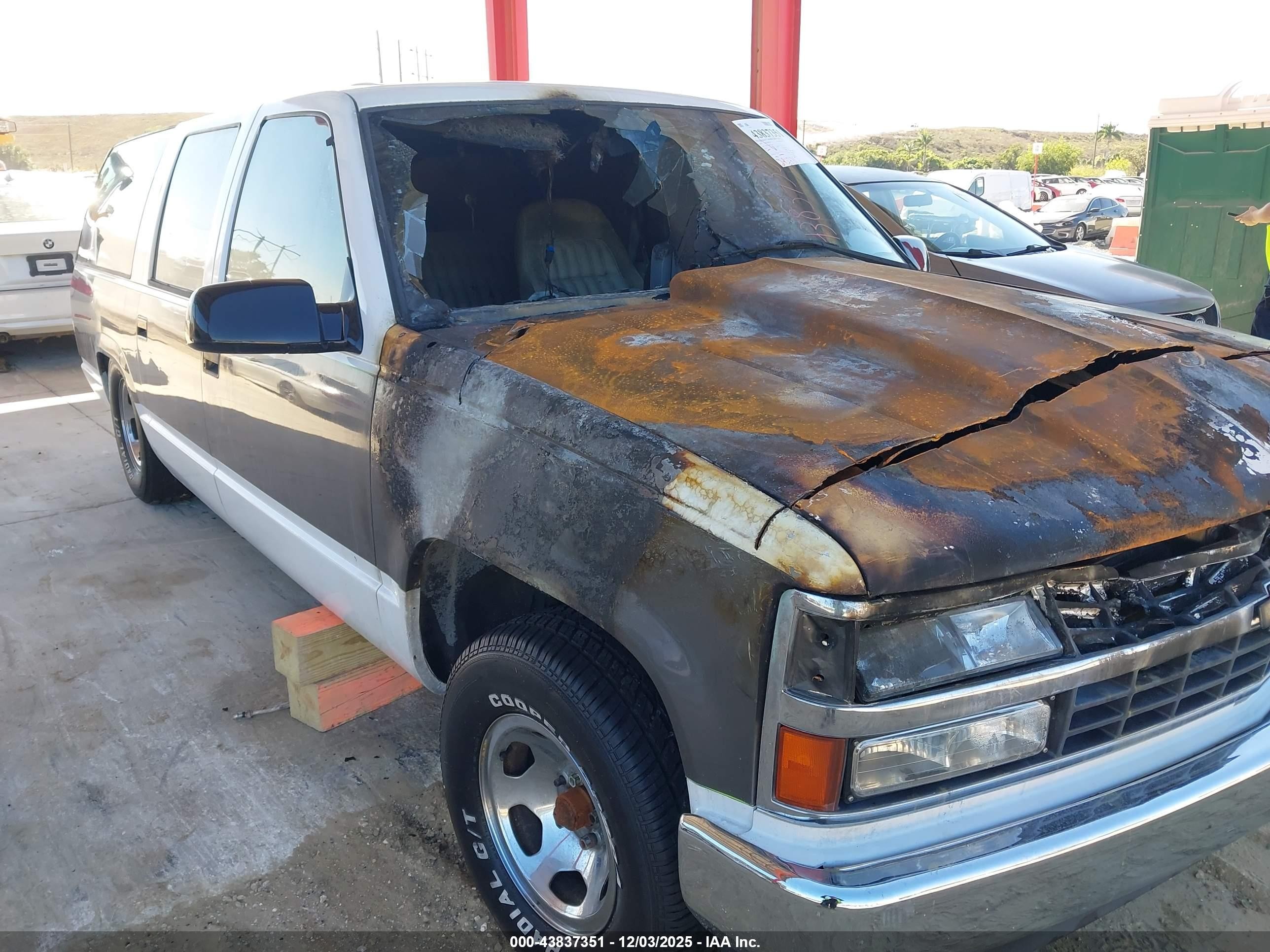 1993 Chevrolet Suburban C1500 Gray vin: 1GNEC16K9PJ323342