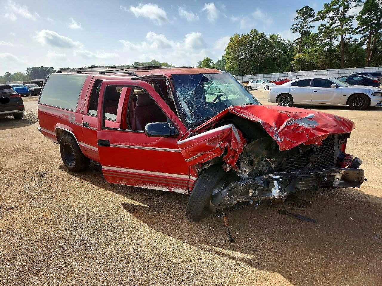 1994 Chevrolet Suburban C1500 Red vin: 1GNEC16KXRJ376277