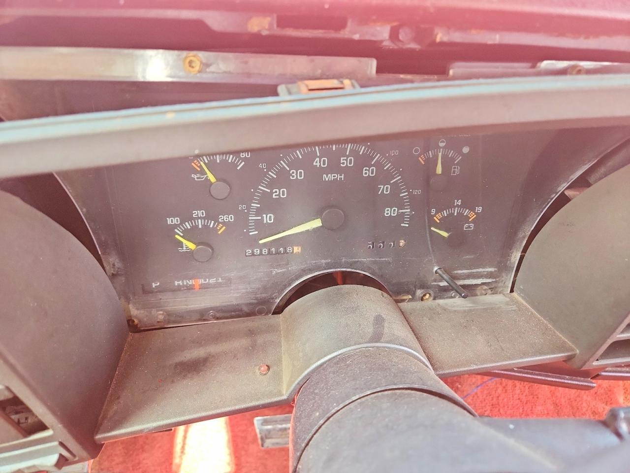 1994 Chevrolet Suburban C1500 Red vin: 1GNEC16KXRJ376277