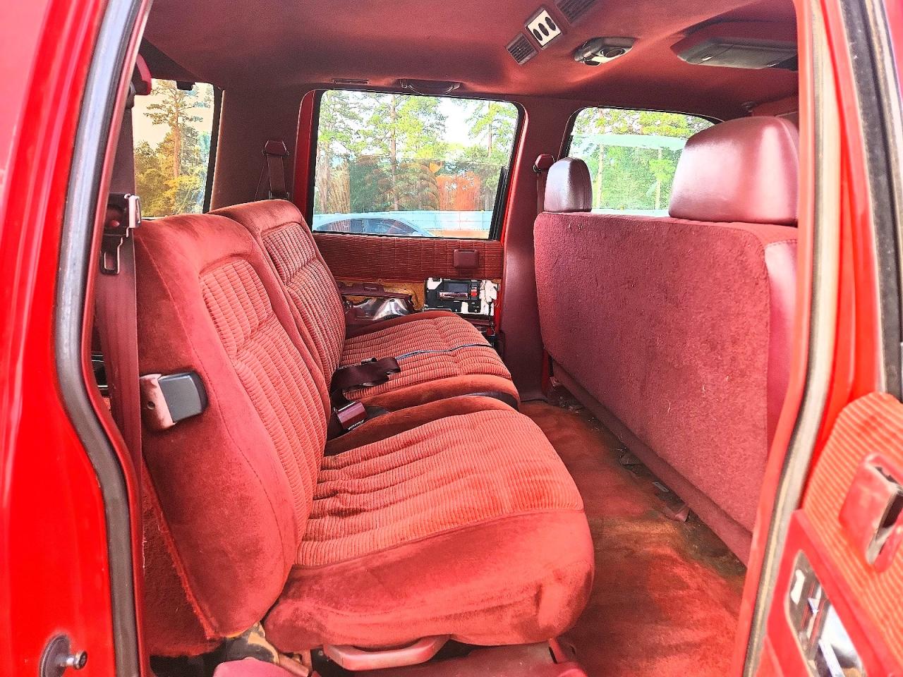 1994 Chevrolet Suburban C1500 Red vin: 1GNEC16KXRJ376277