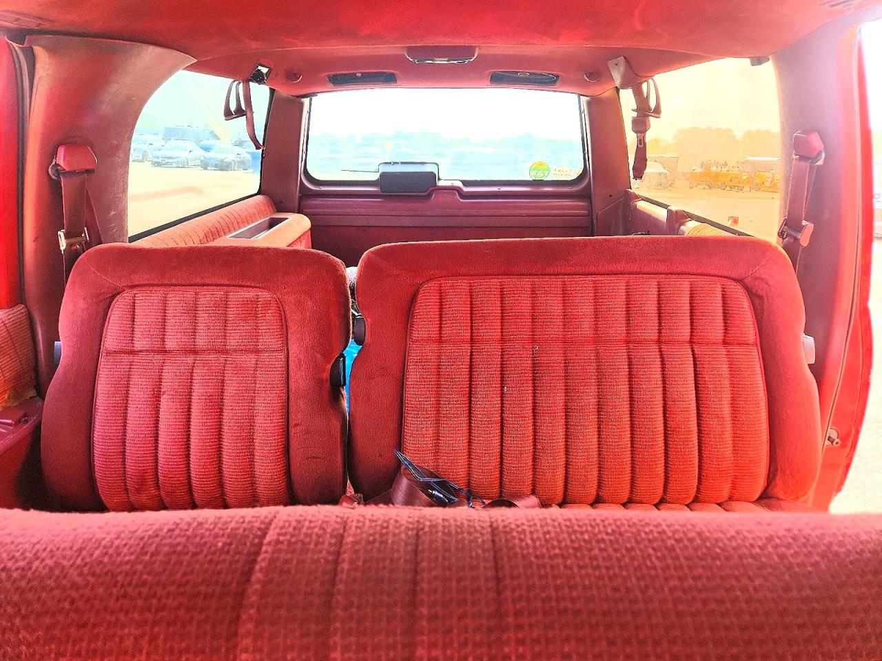1994 Chevrolet Suburban C1500 Red vin: 1GNEC16KXRJ376277