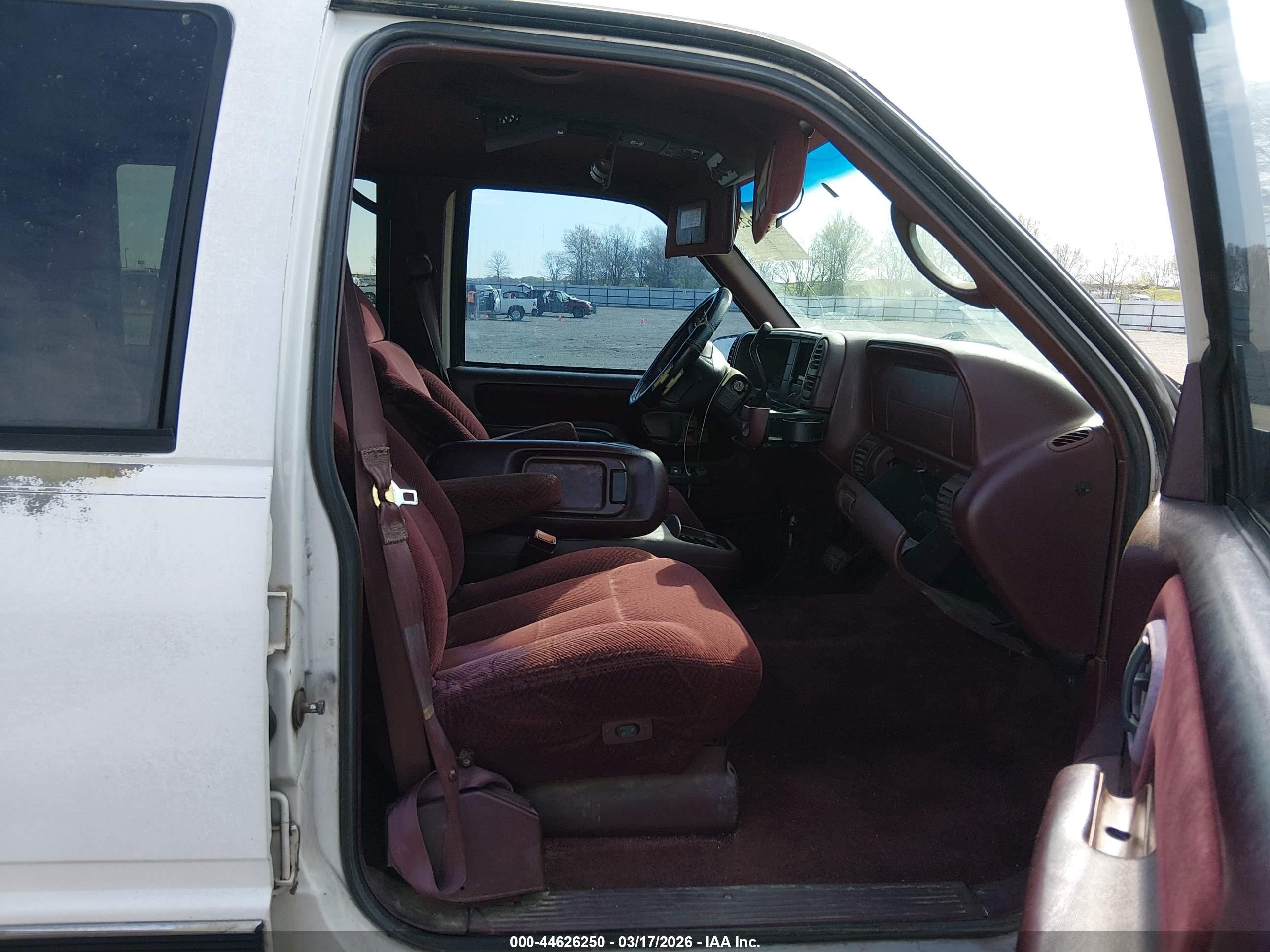1997 Chevrolet Suburban 1500   White vin: 1GNEC16R0VJ368518