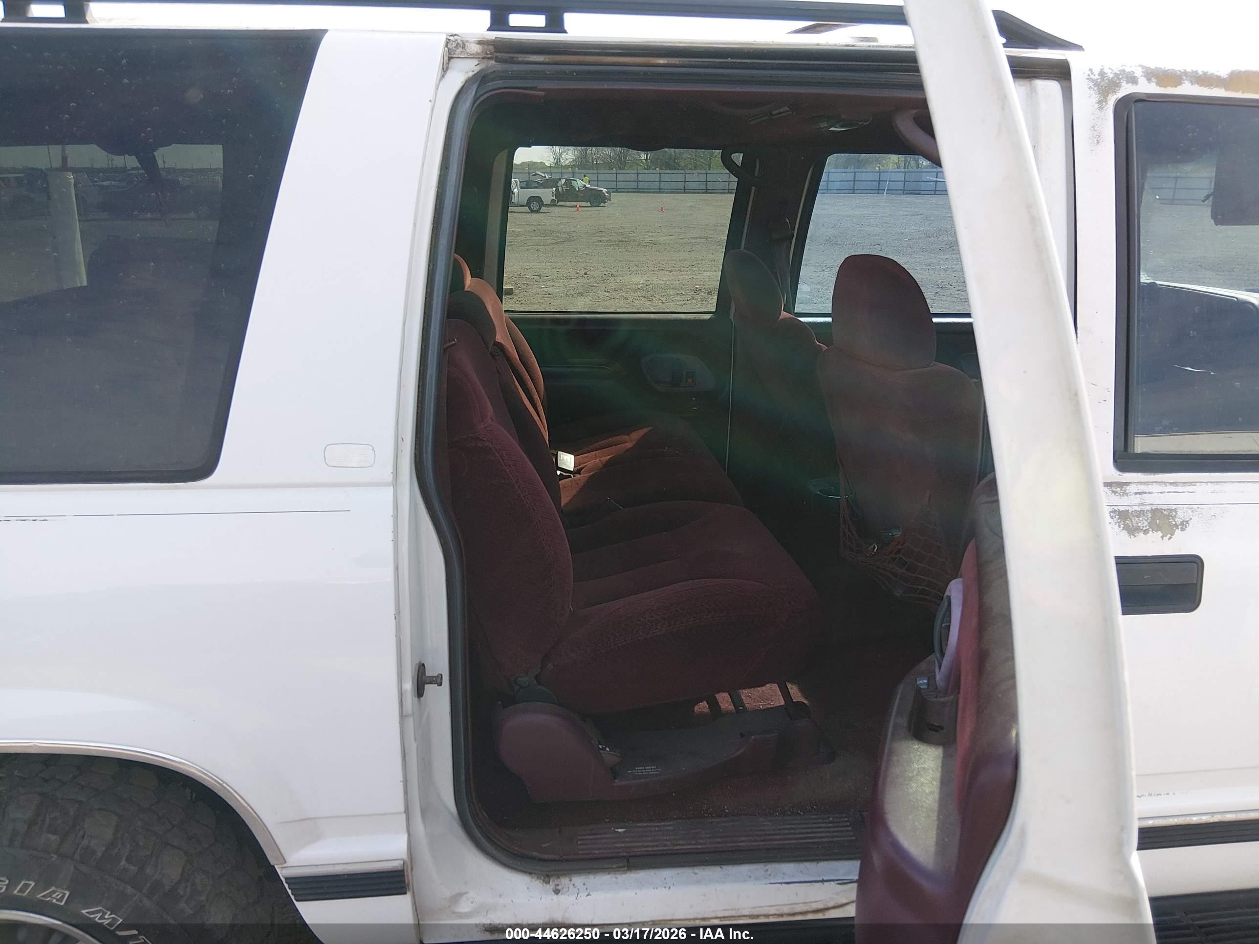 1997 Chevrolet Suburban 1500   White vin: 1GNEC16R0VJ368518