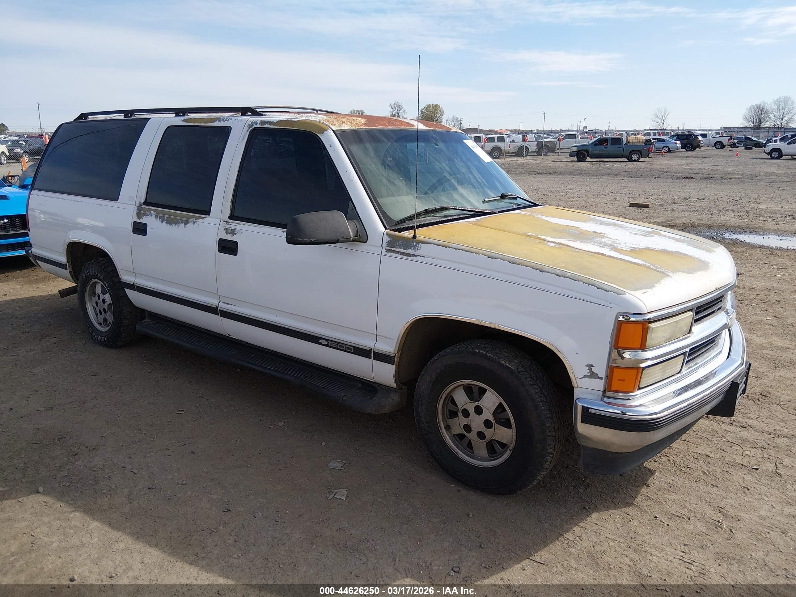 1997 Chevrolet Suburban 1500   White vin: 1GNEC16R0VJ368518