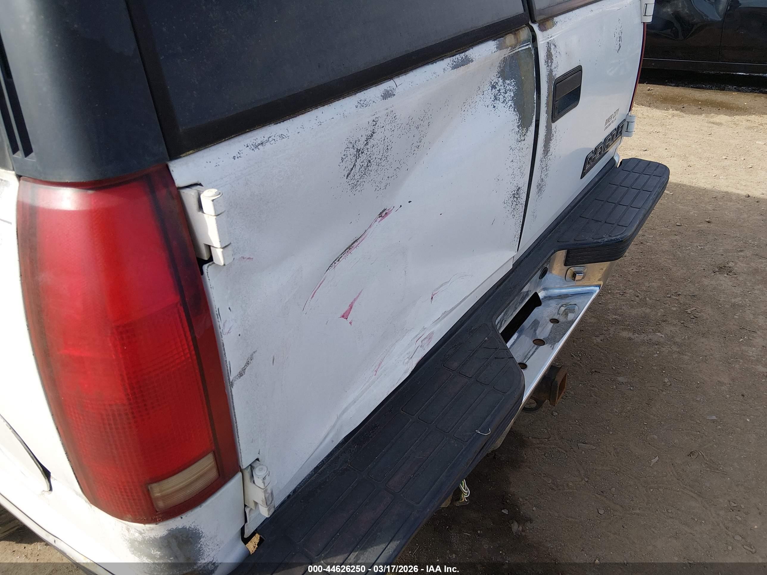 1997 Chevrolet Suburban 1500   White vin: 1GNEC16R0VJ368518