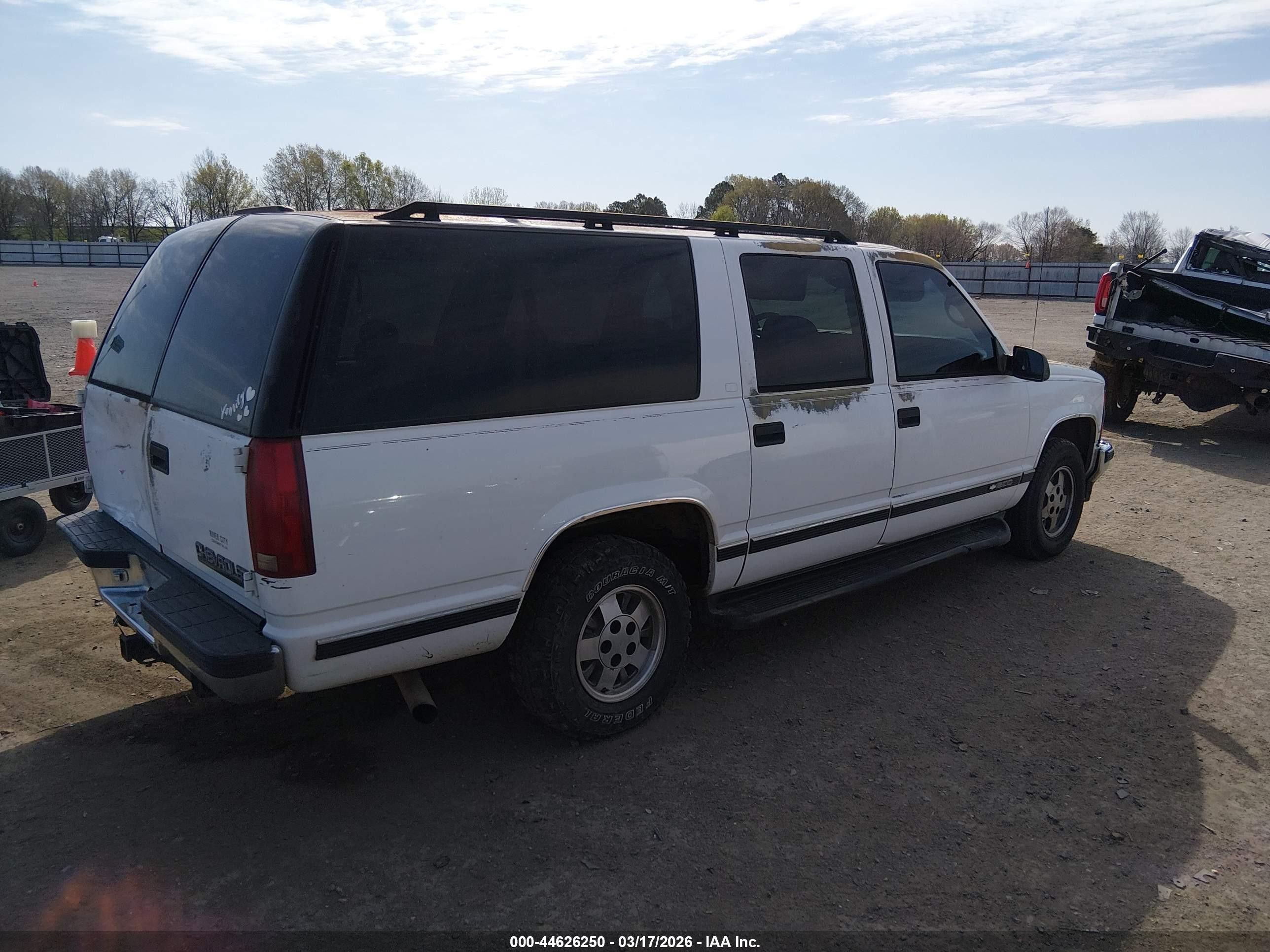 1997 Chevrolet Suburban 1500   White vin: 1GNEC16R0VJ368518