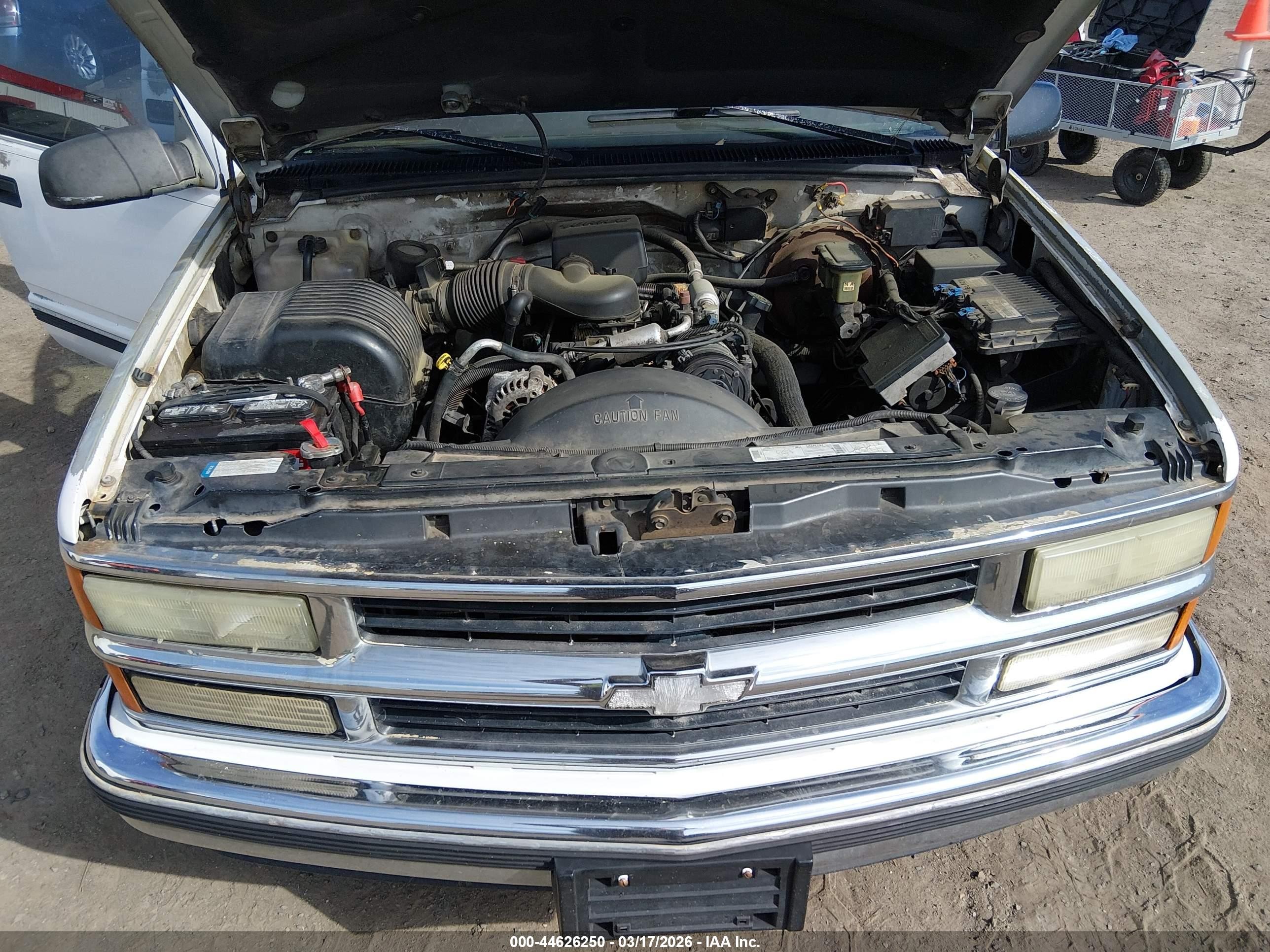 1997 Chevrolet Suburban 1500   White vin: 1GNEC16R0VJ368518