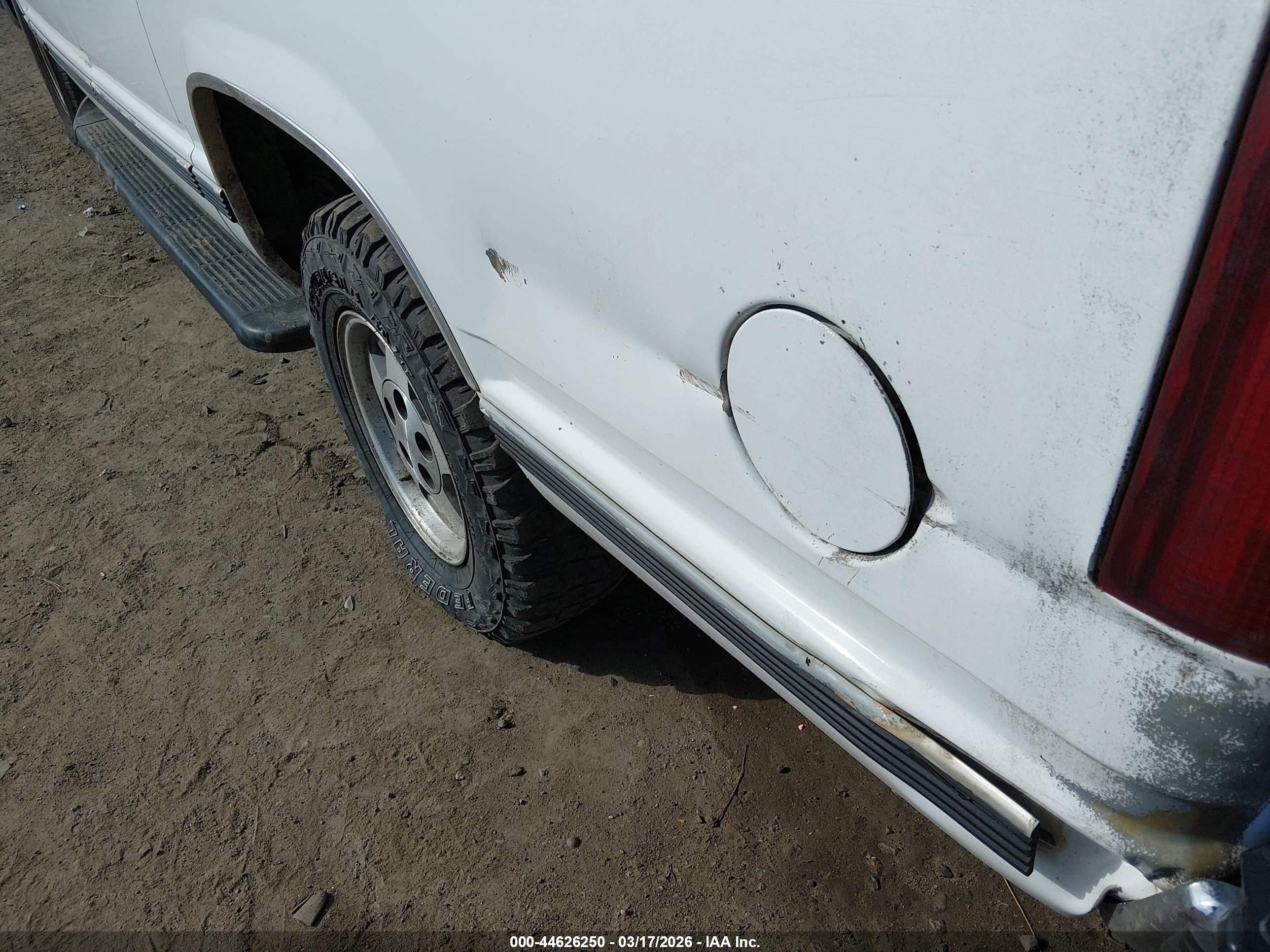 1997 Chevrolet Suburban 1500   White vin: 1GNEC16R0VJ368518