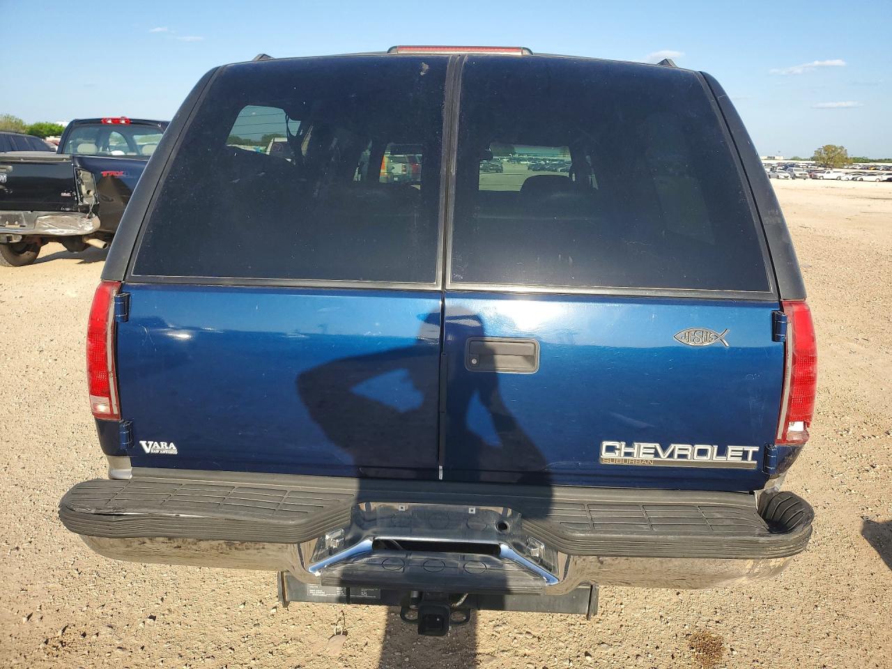 1998 Chevrolet Suburban C1500 Blue vin: 1GNEC16R3WJ336924