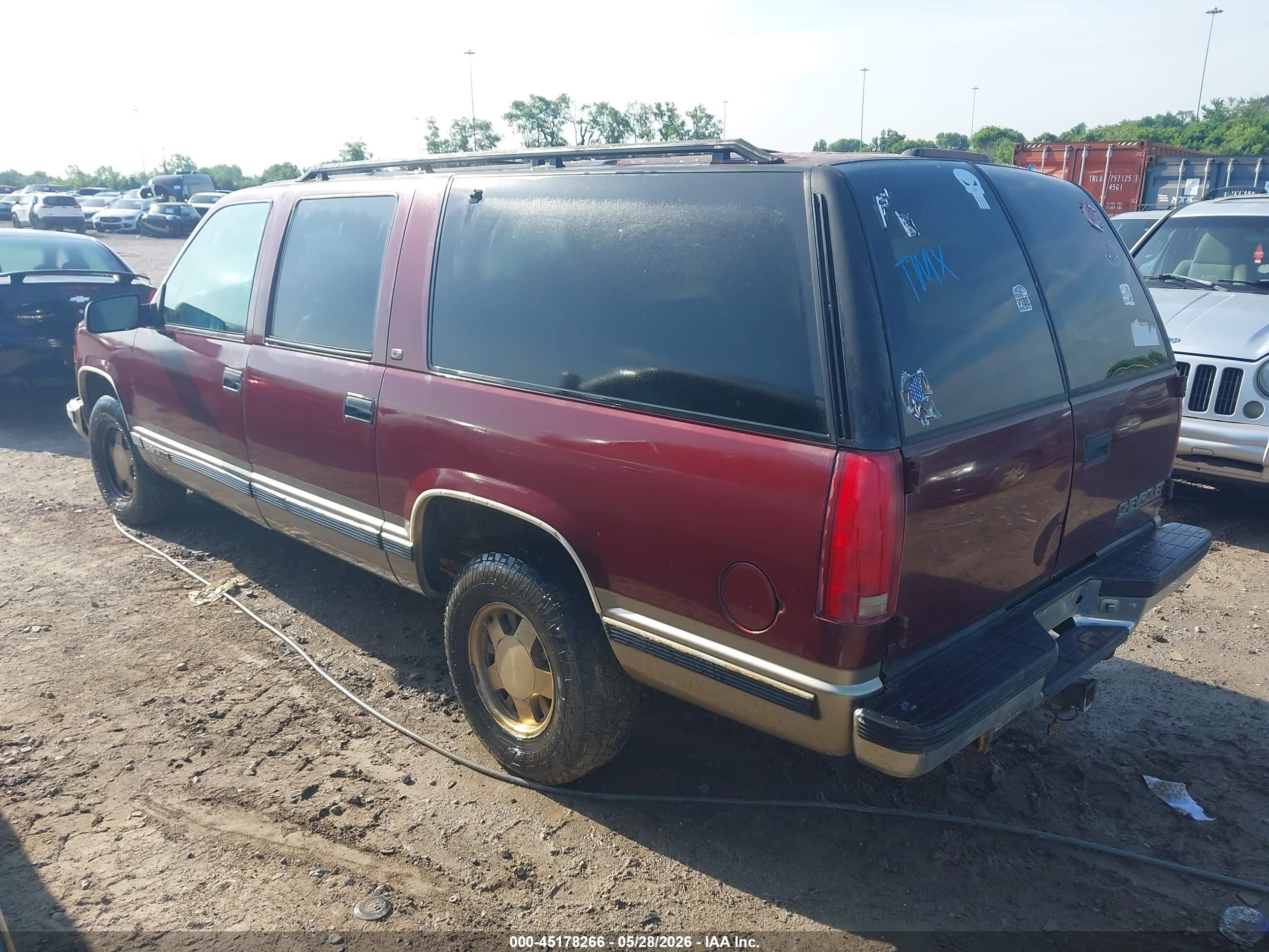 1998 Chevrolet Suburban 1500   Maroon vin: 1GNEC16R4WJ353358