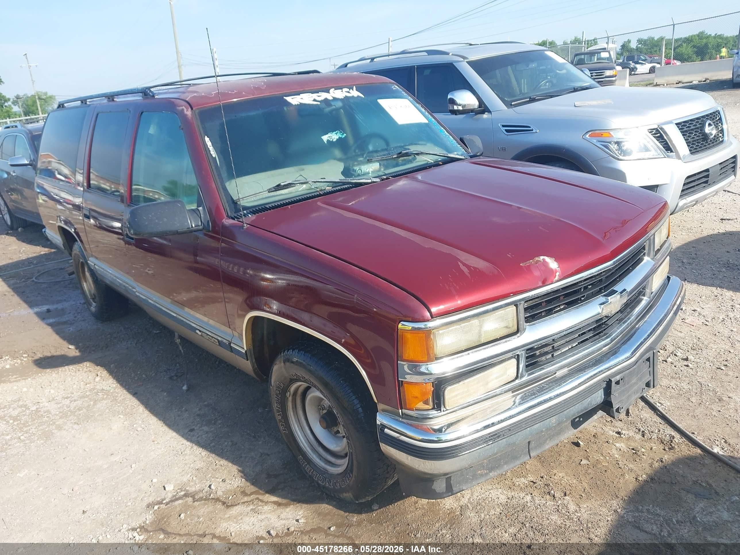 1998 Chevrolet Suburban 1500   Maroon vin: 1GNEC16R4WJ353358