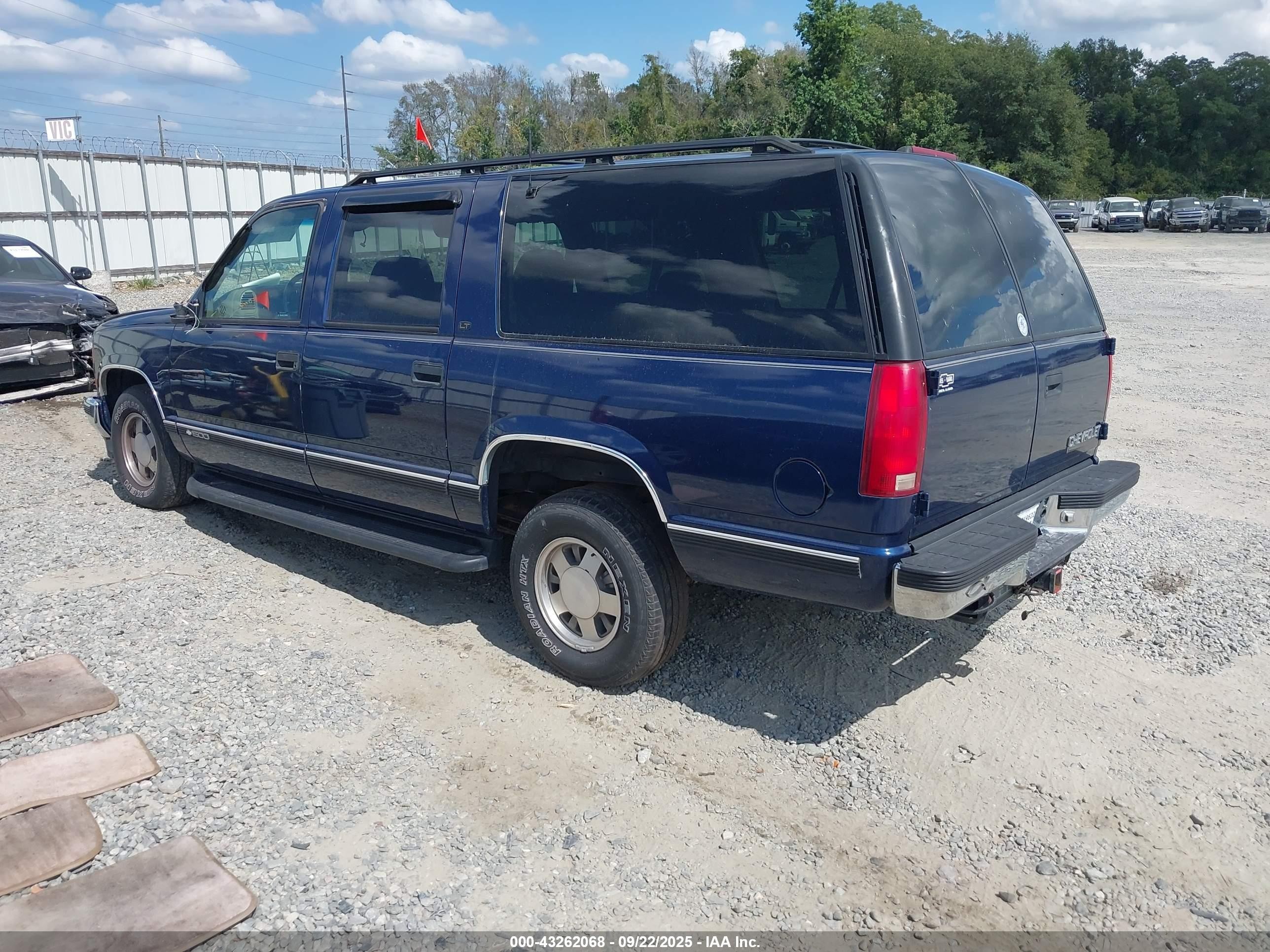 1998 Chevrolet Suburban 1500   Blue vin: 1GNEC16R5WJ301978