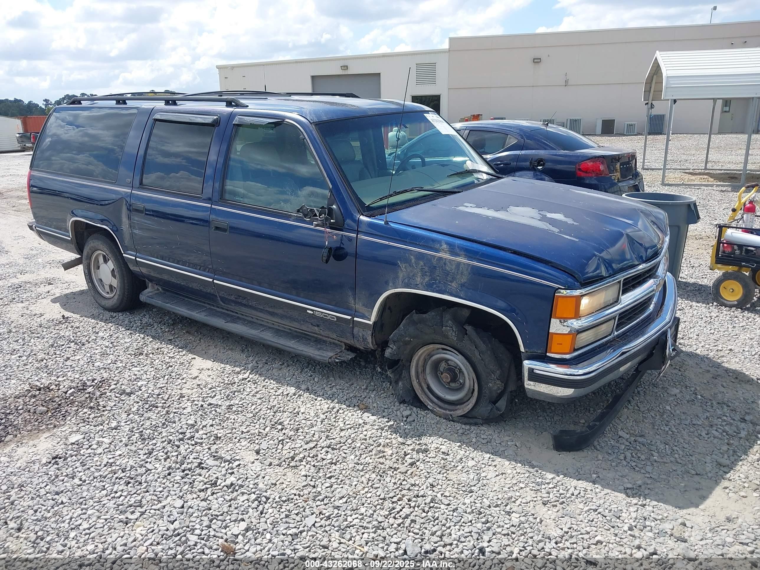 1998 Chevrolet Suburban 1500   Blue vin: 1GNEC16R5WJ301978