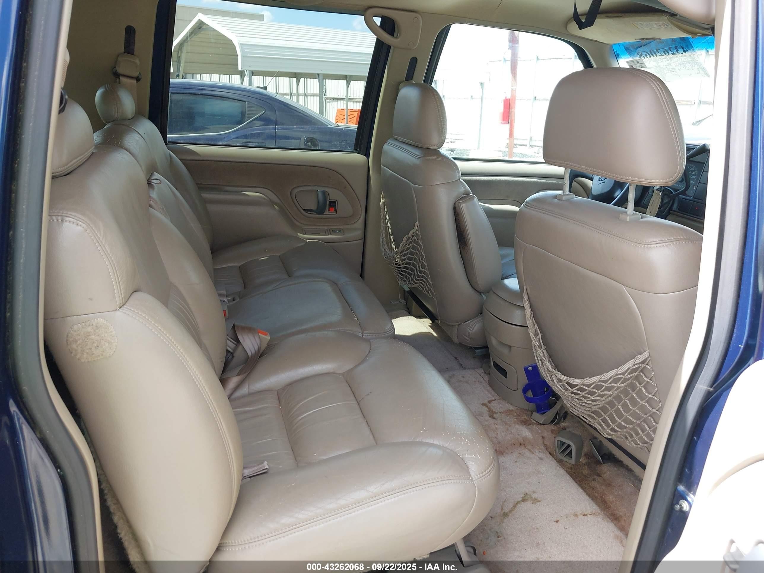 1998 Chevrolet Suburban 1500   Blue vin: 1GNEC16R5WJ301978