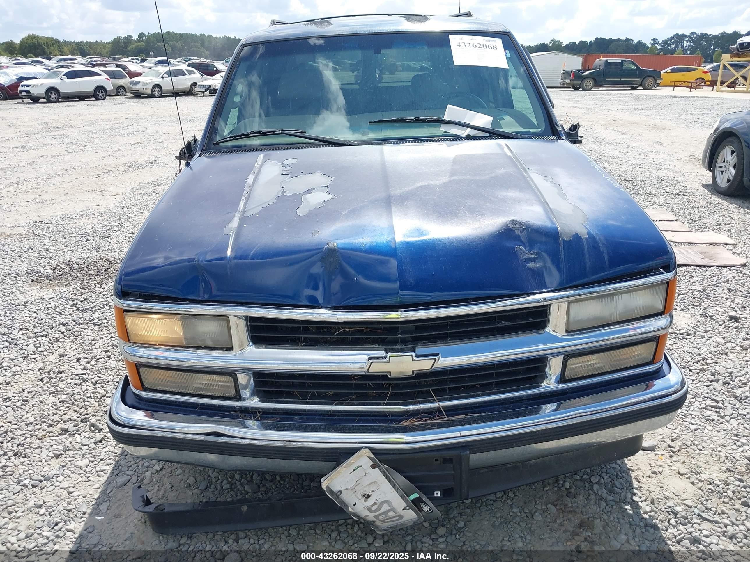 1998 Chevrolet Suburban 1500   Blue vin: 1GNEC16R5WJ301978