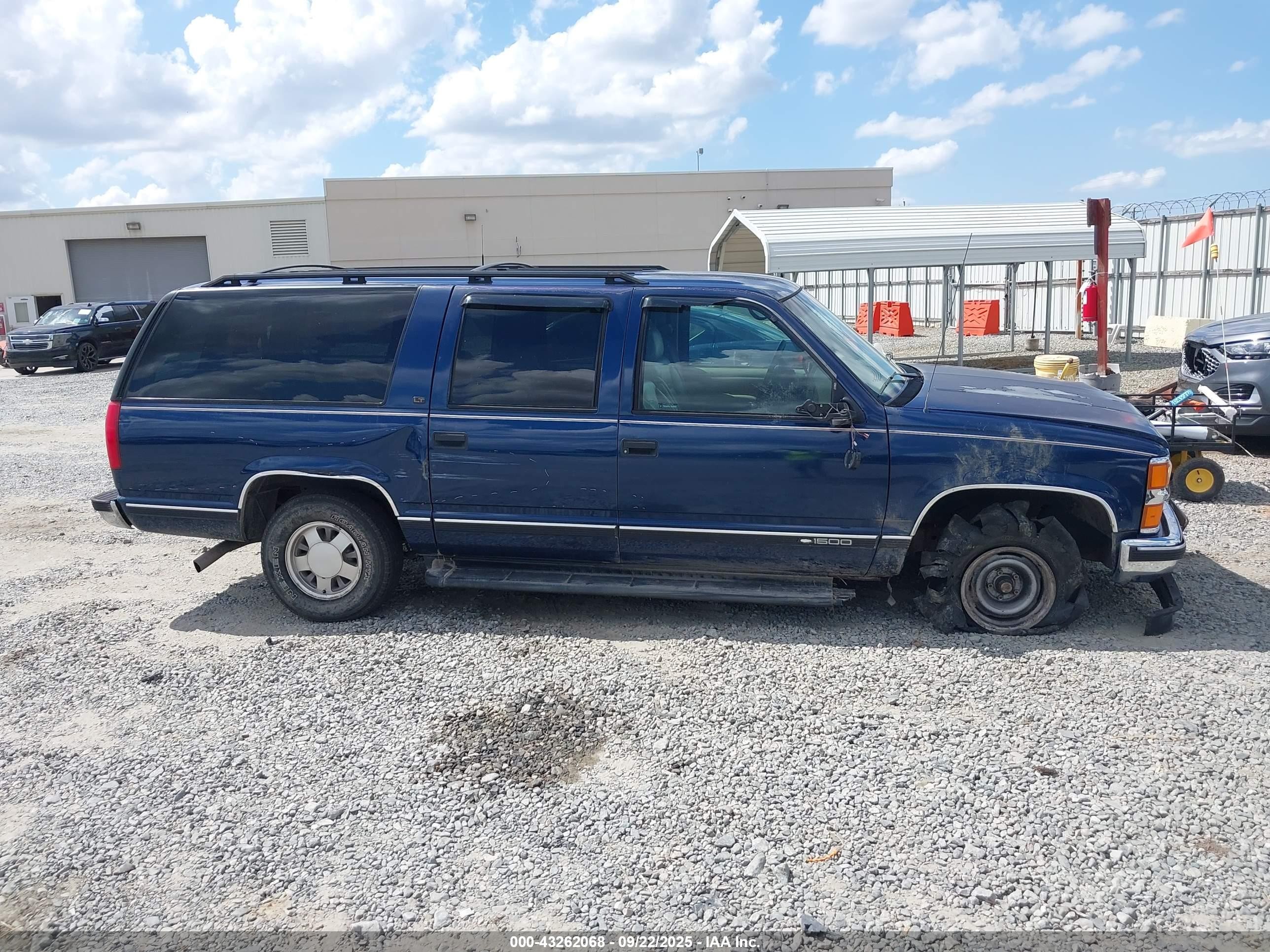 1998 Chevrolet Suburban 1500   Blue vin: 1GNEC16R5WJ301978