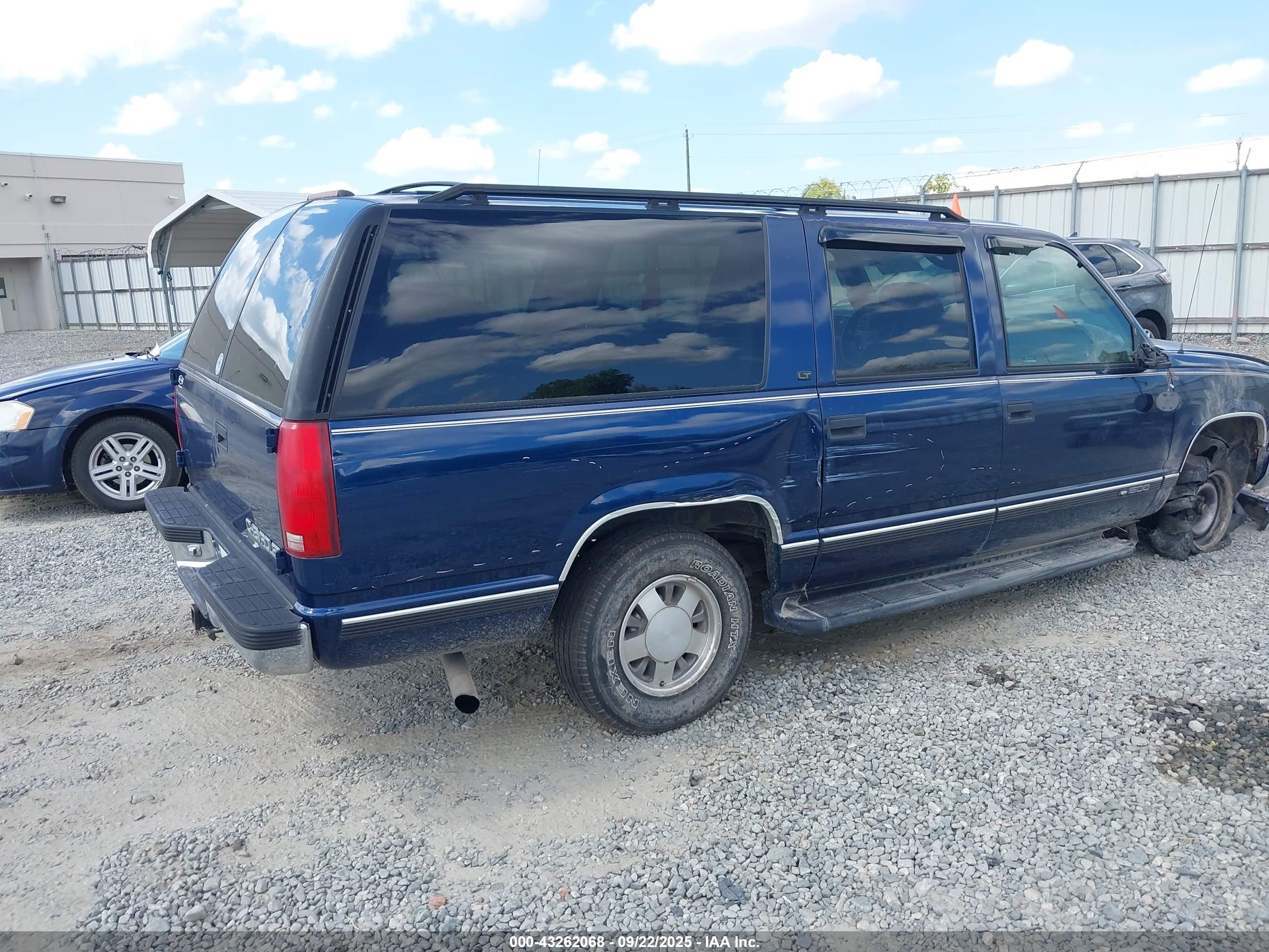 1998 Chevrolet Suburban 1500   Blue vin: 1GNEC16R5WJ301978