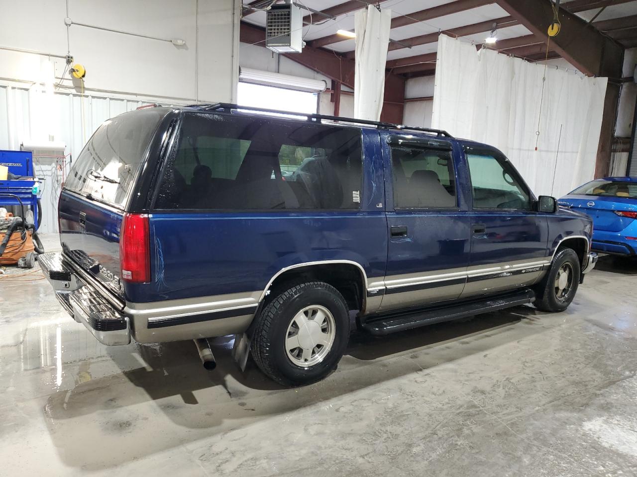 1998 Chevrolet Suburban C1500 Blue vin: 1GNEC16R5WJ361307