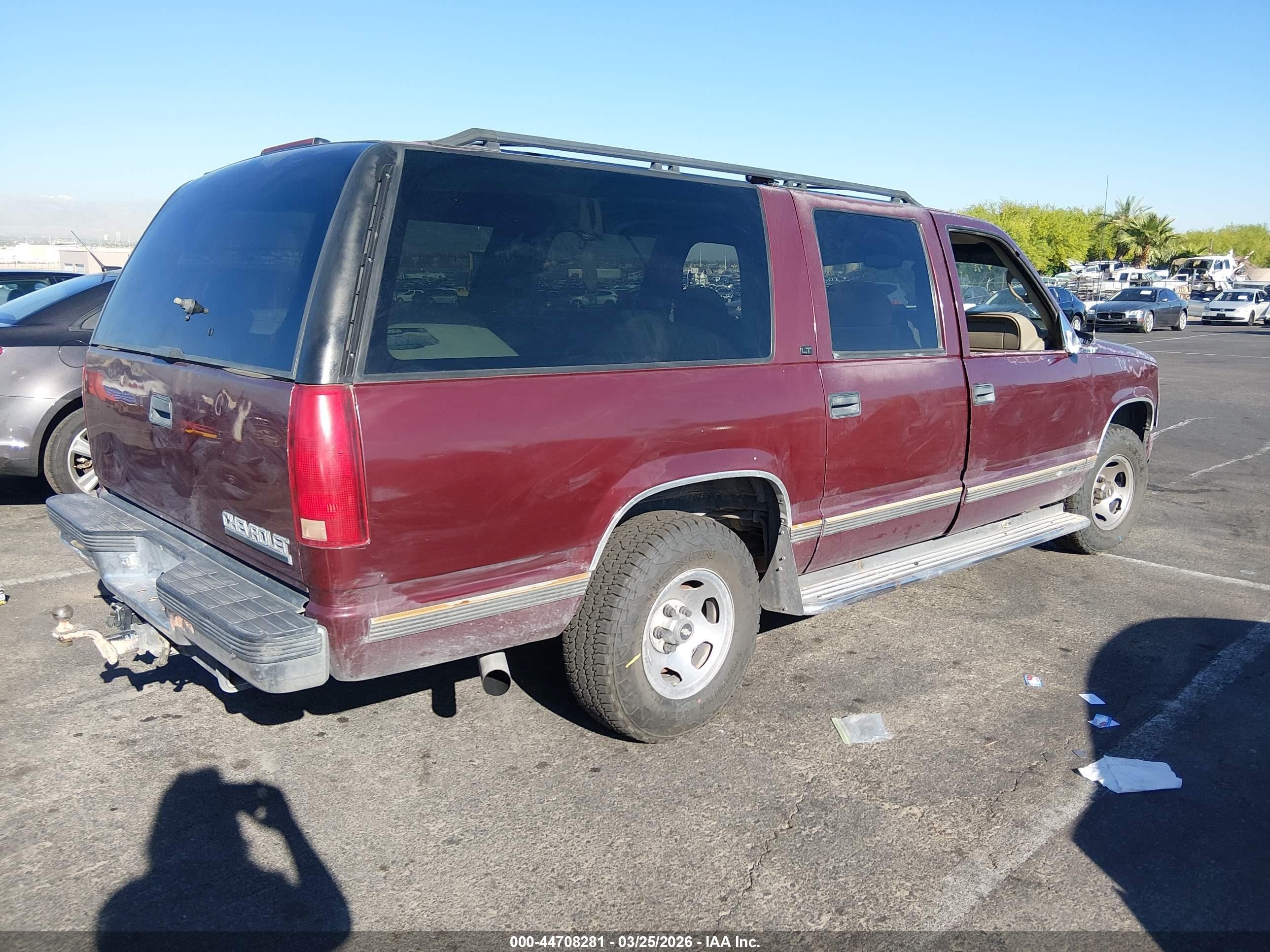 1998 Chevrolet Suburban 1500   Burgundy vin: 1GNEC16R6WJ326565