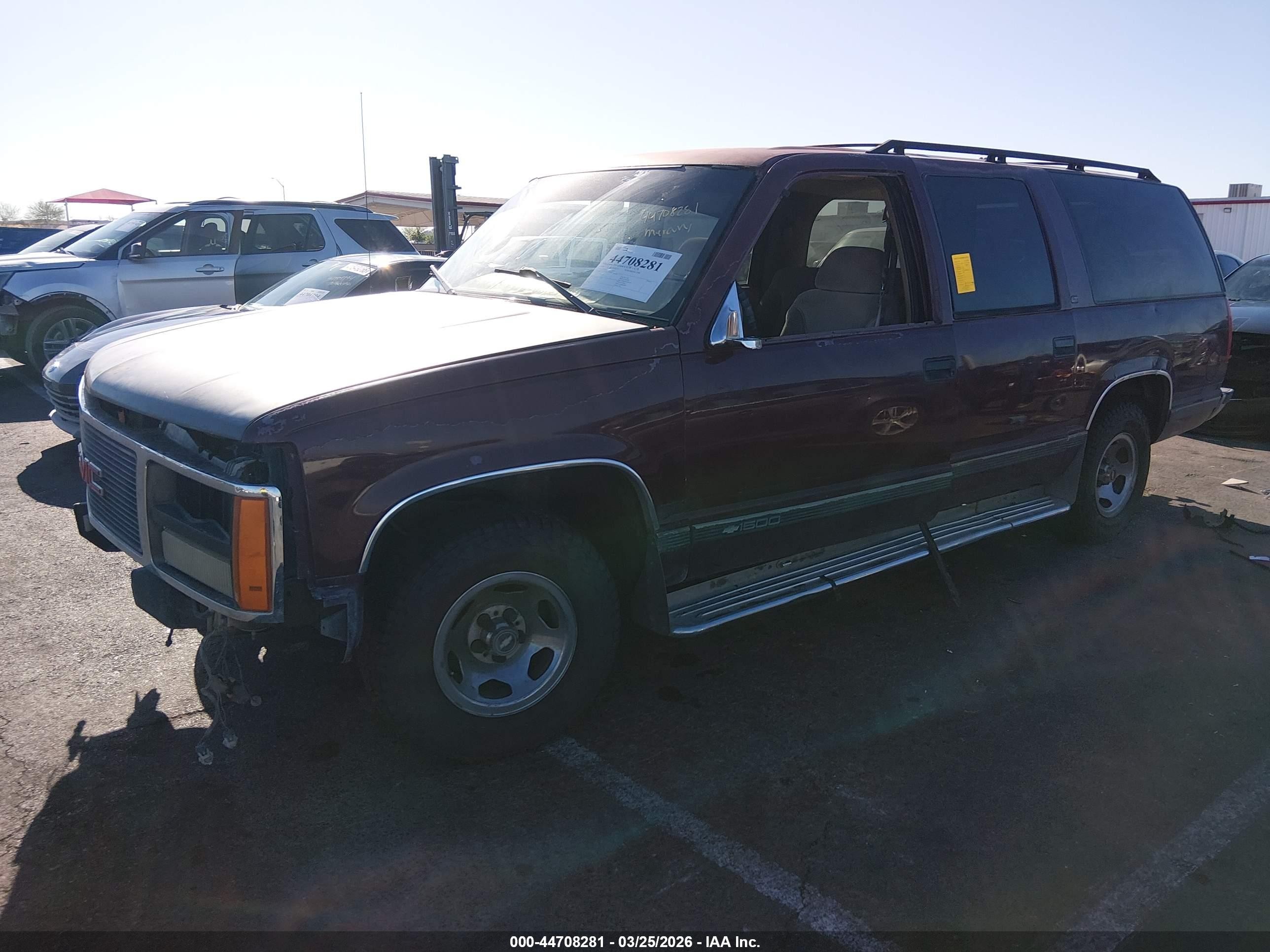1998 Chevrolet Suburban 1500   Burgundy vin: 1GNEC16R6WJ326565