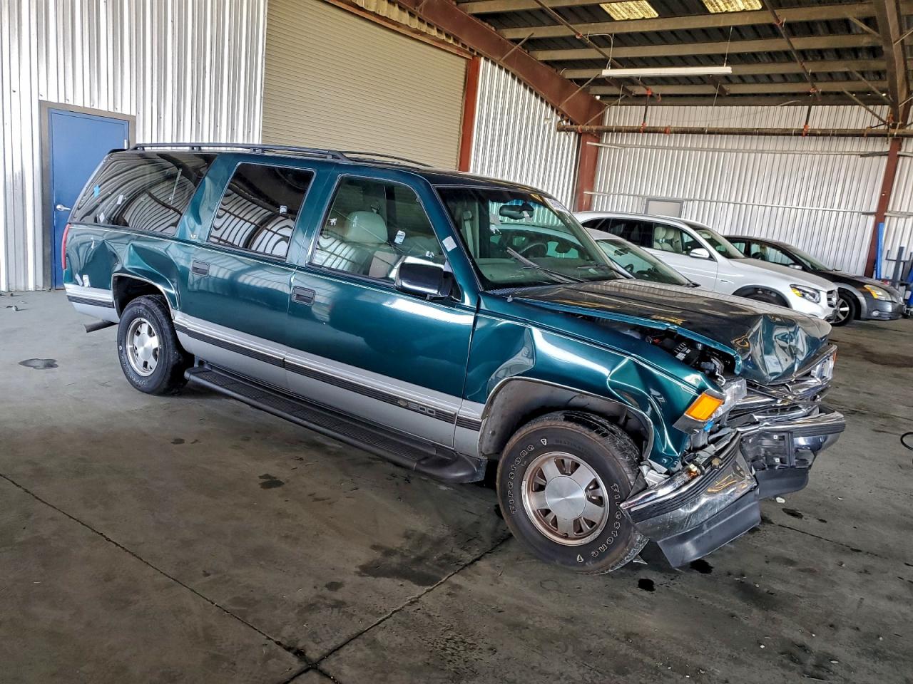 1997 Chevrolet Suburban C1500 Green vin: 1GNEC16R9VJ349384