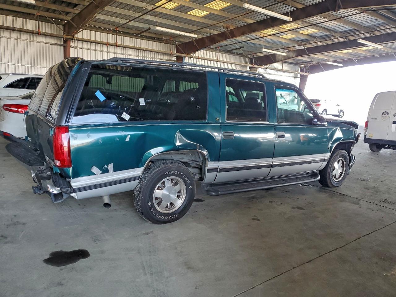 1997 Chevrolet Suburban C1500 Green vin: 1GNEC16R9VJ349384