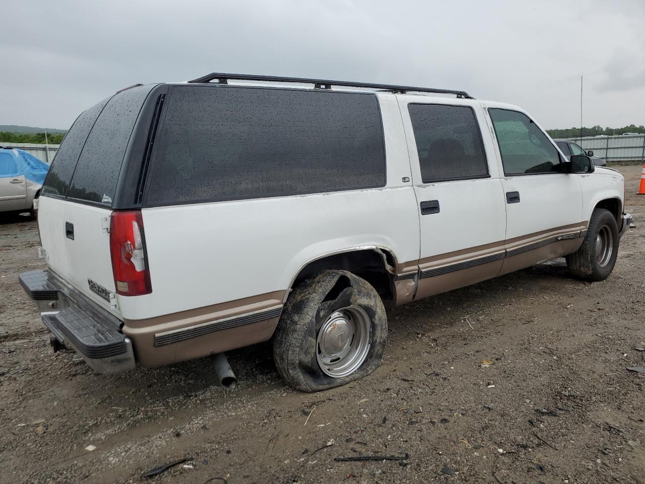 1997 Chevrolet Suburban C1500 White vin: 1GNEC16R9VJ383082