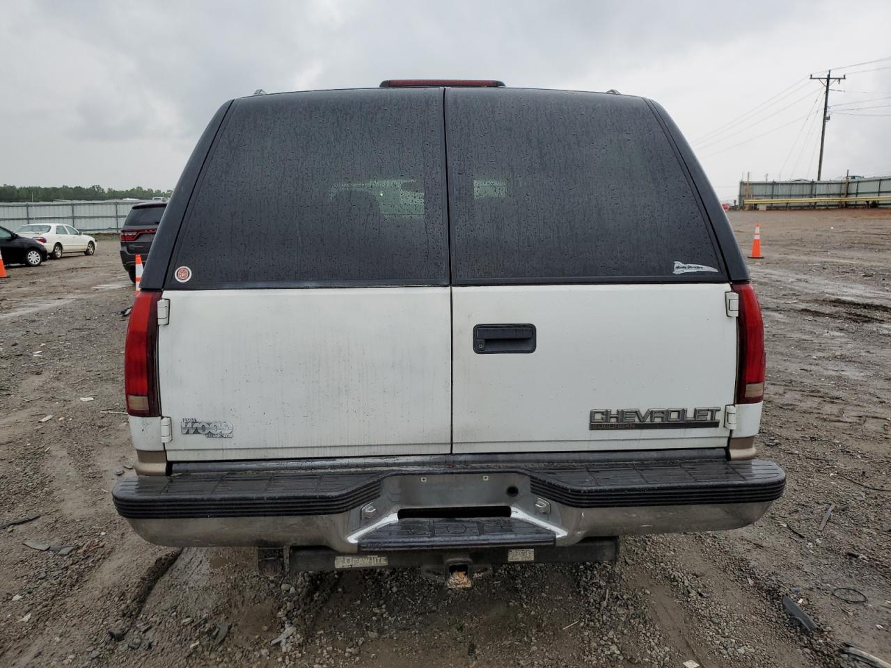 1997 Chevrolet Suburban C1500 White vin: 1GNEC16R9VJ383082