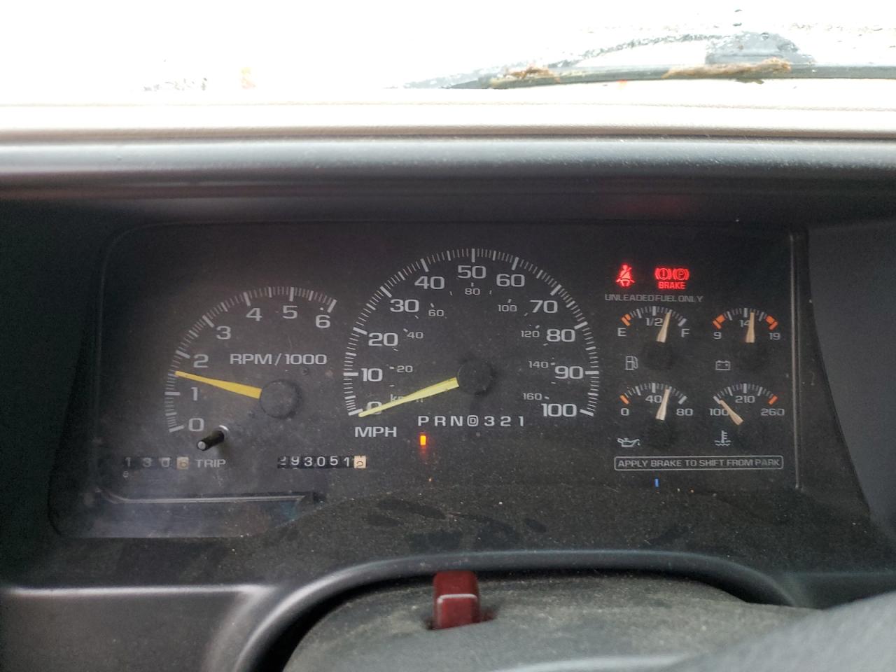1997 Chevrolet Suburban C1500 White vin: 1GNEC16R9VJ383082