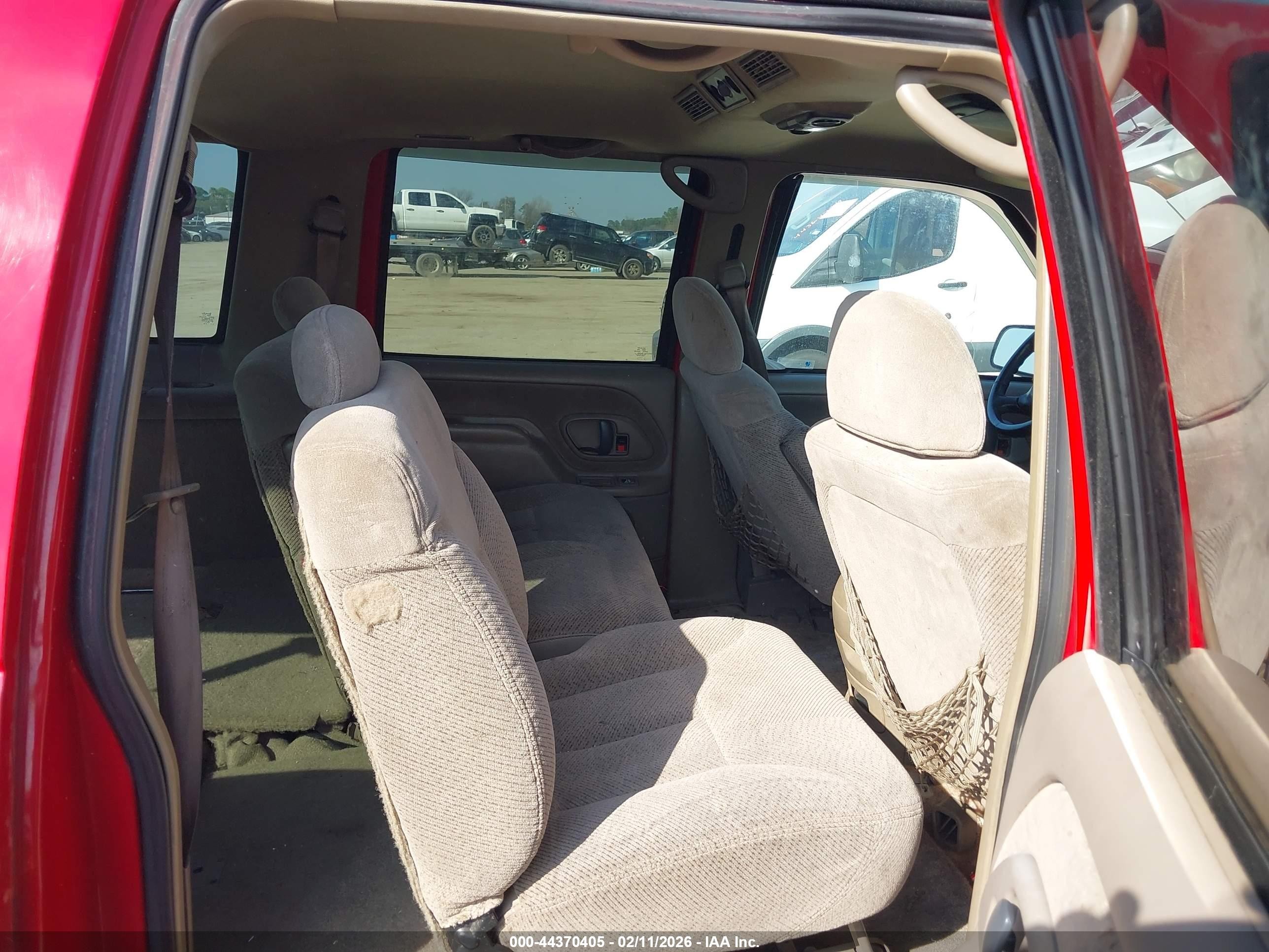 1998 Chevrolet Suburban 1500   Red vin: 1GNEC16RXWJ344129