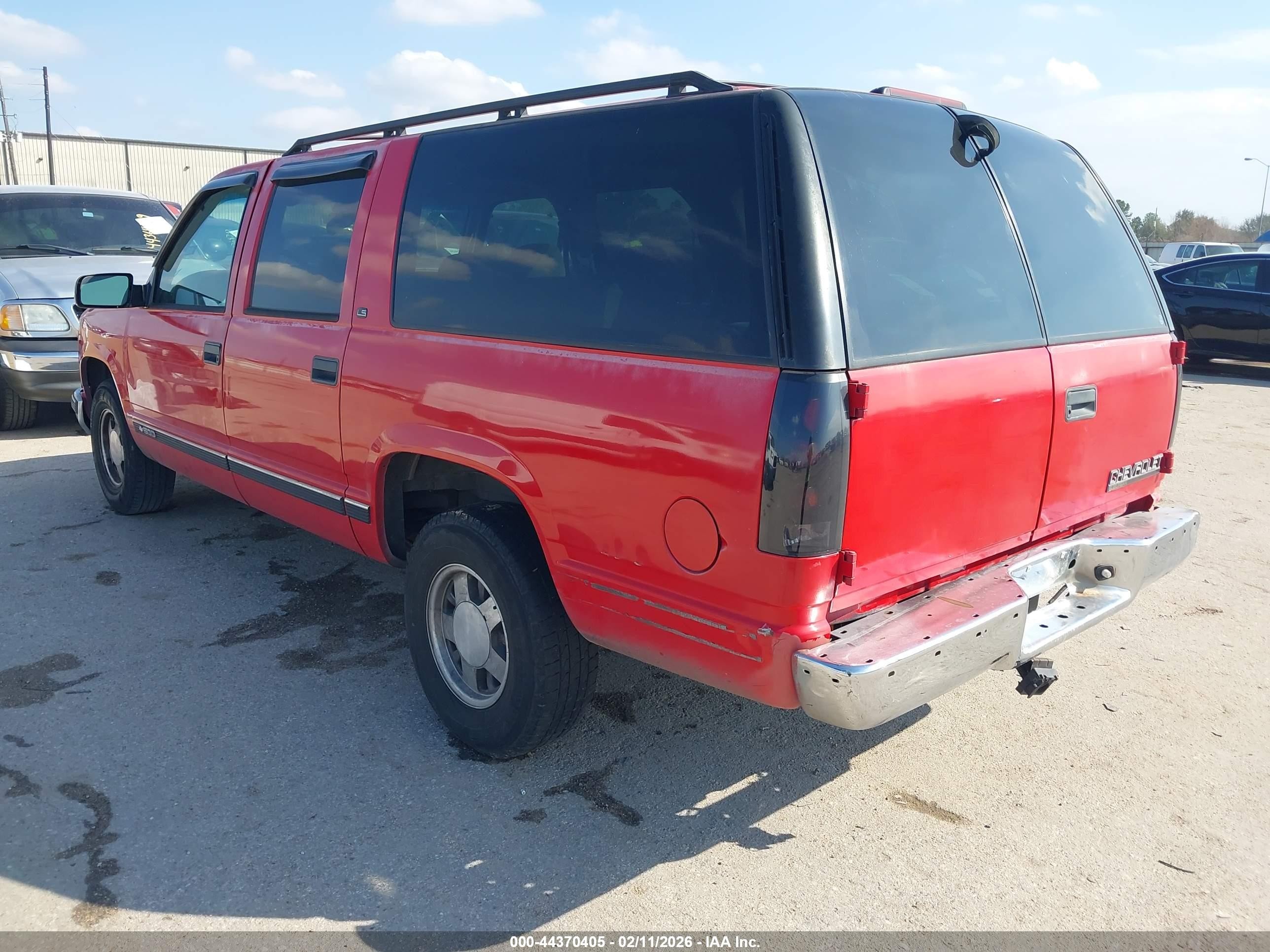 1998 Chevrolet Suburban 1500   Red vin: 1GNEC16RXWJ344129