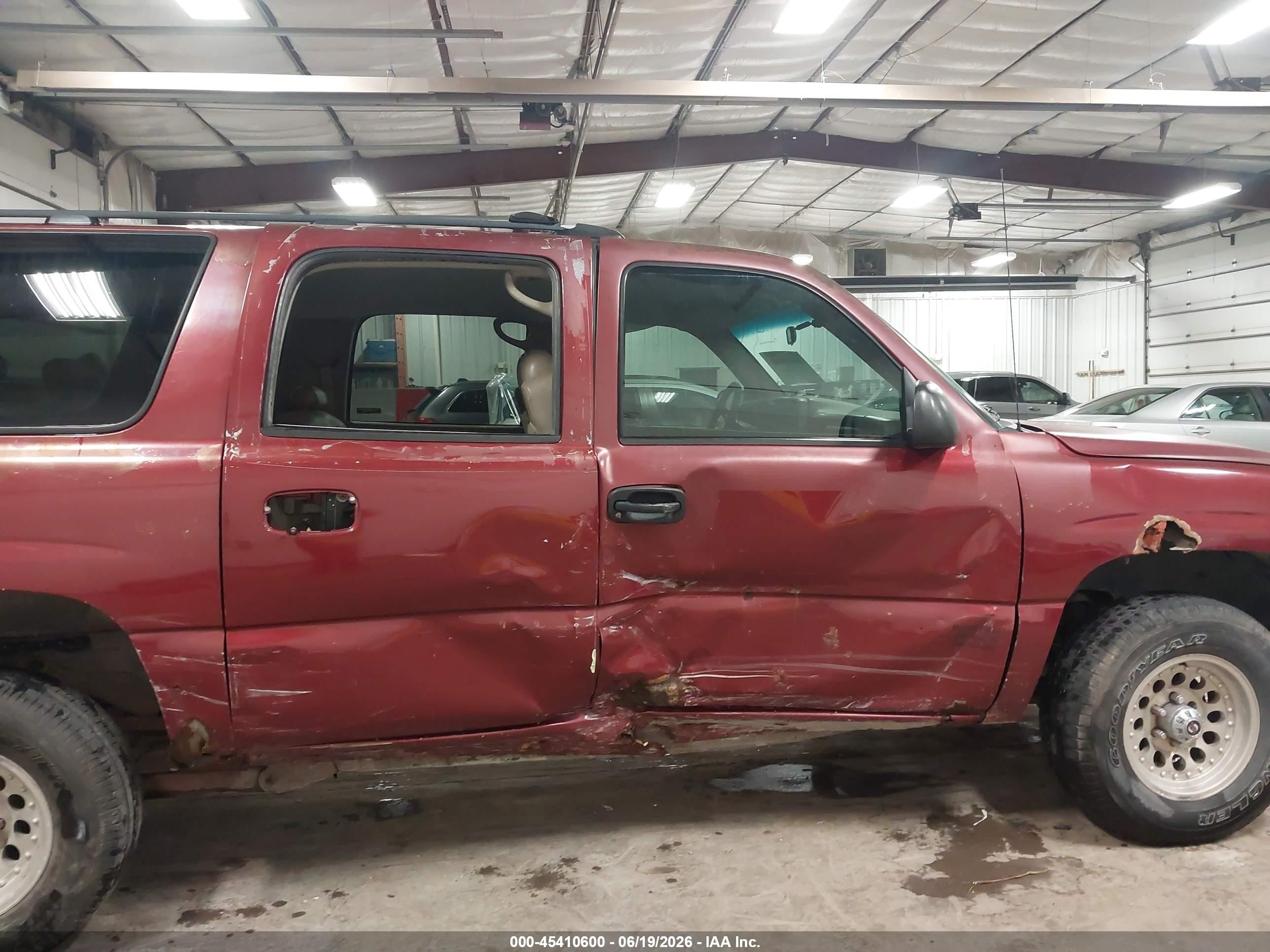 2001 Chevrolet Suburban 1500   Red vin: 1GNEC16T31J287227