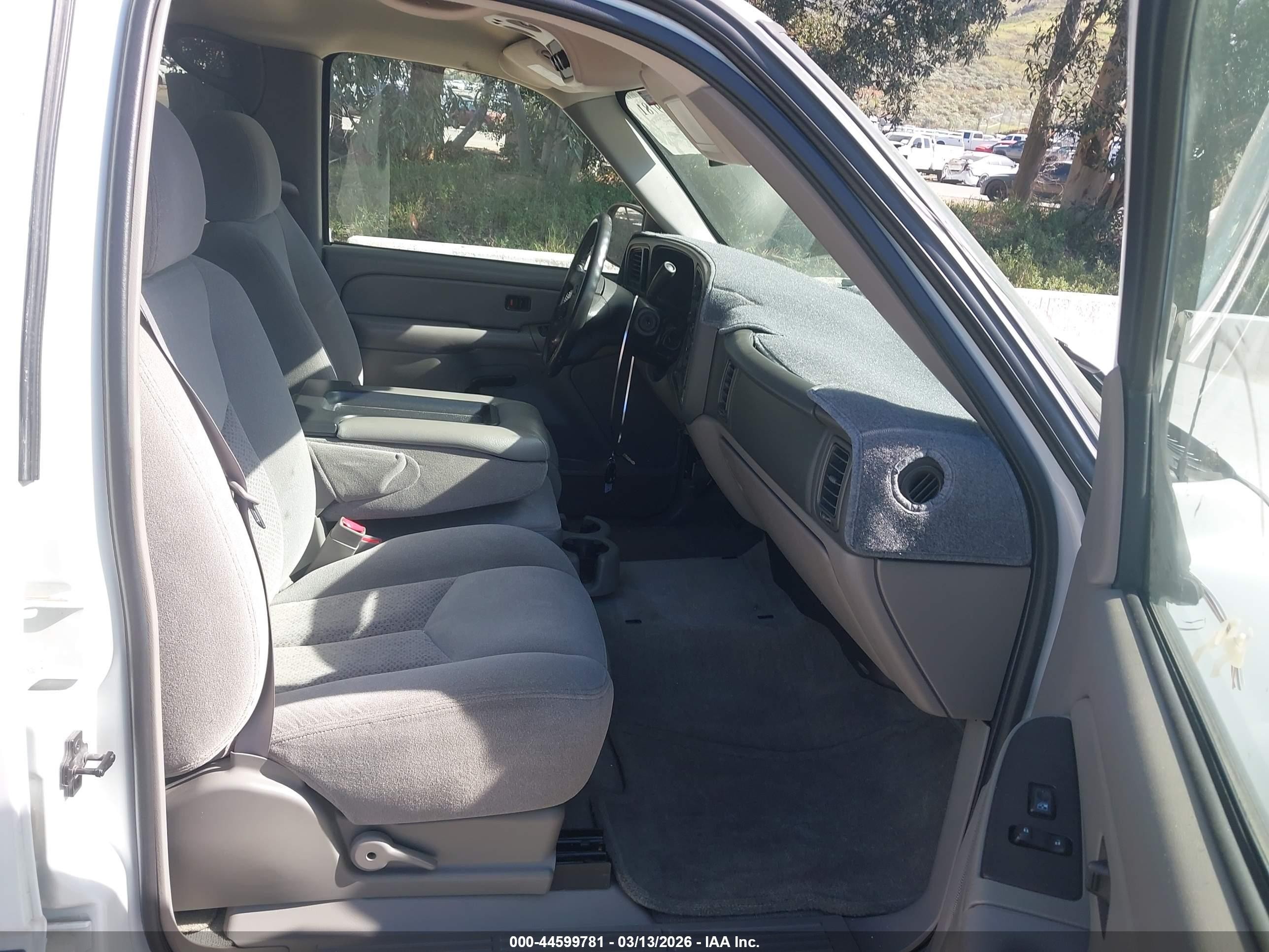 2004 Chevrolet Suburban 1500 Ls White vin: 1GNEC16T44J109184