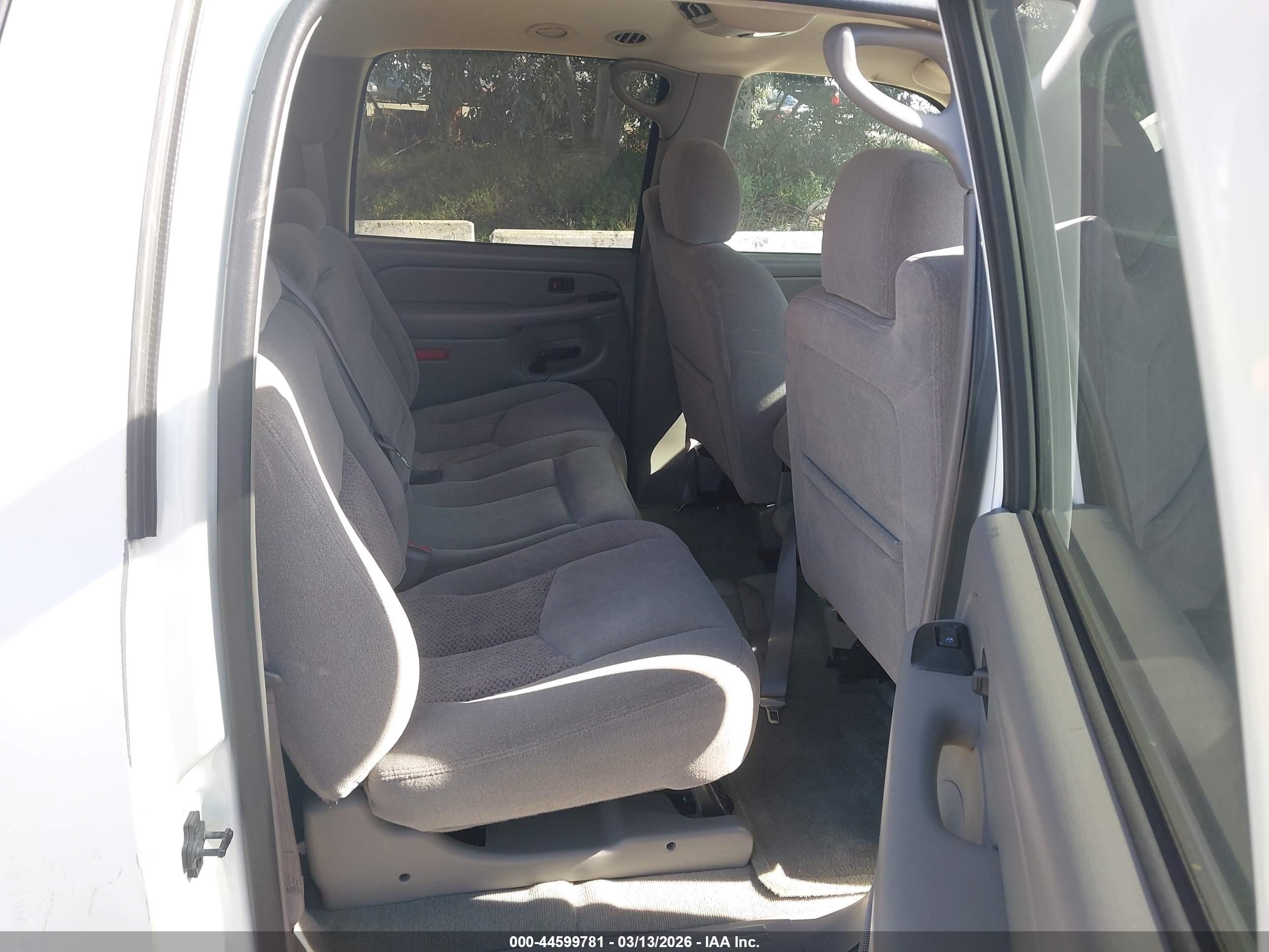2004 Chevrolet Suburban 1500 Ls White vin: 1GNEC16T44J109184