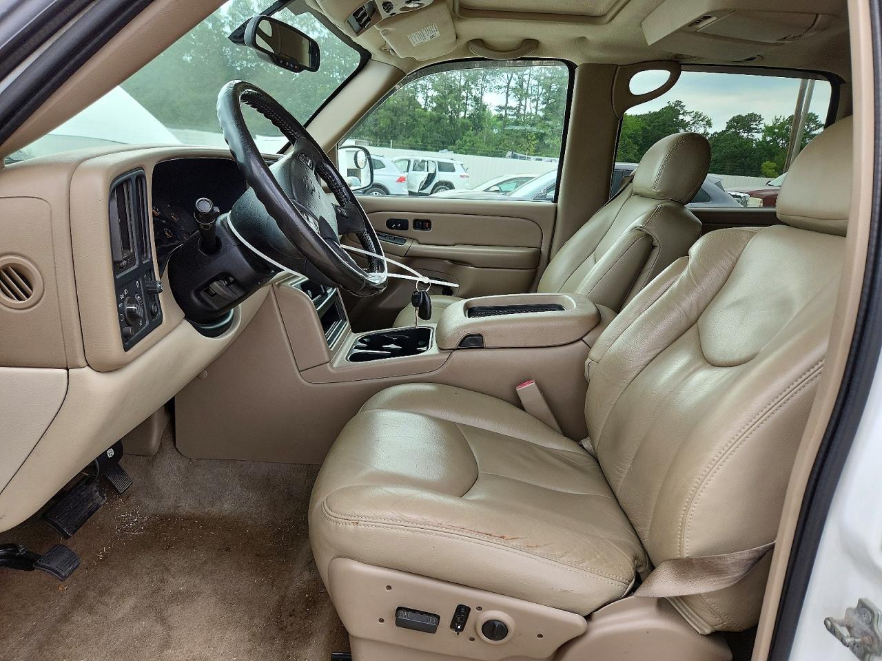 2006 Chevrolet Suburban C1500 White vin: 1GNEC16Z06J167350