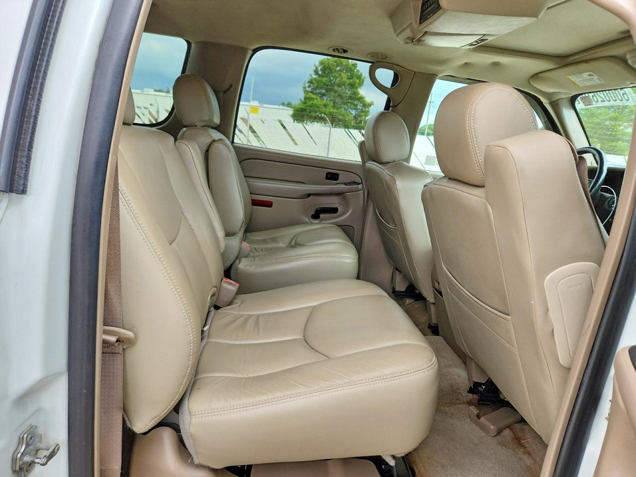 2006 Chevrolet Suburban C1500 White vin: 1GNEC16Z06J167350