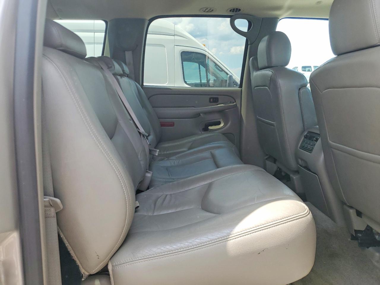 2004 Chevrolet Suburban C1500 Silver vin: 1GNEC16Z74J253770