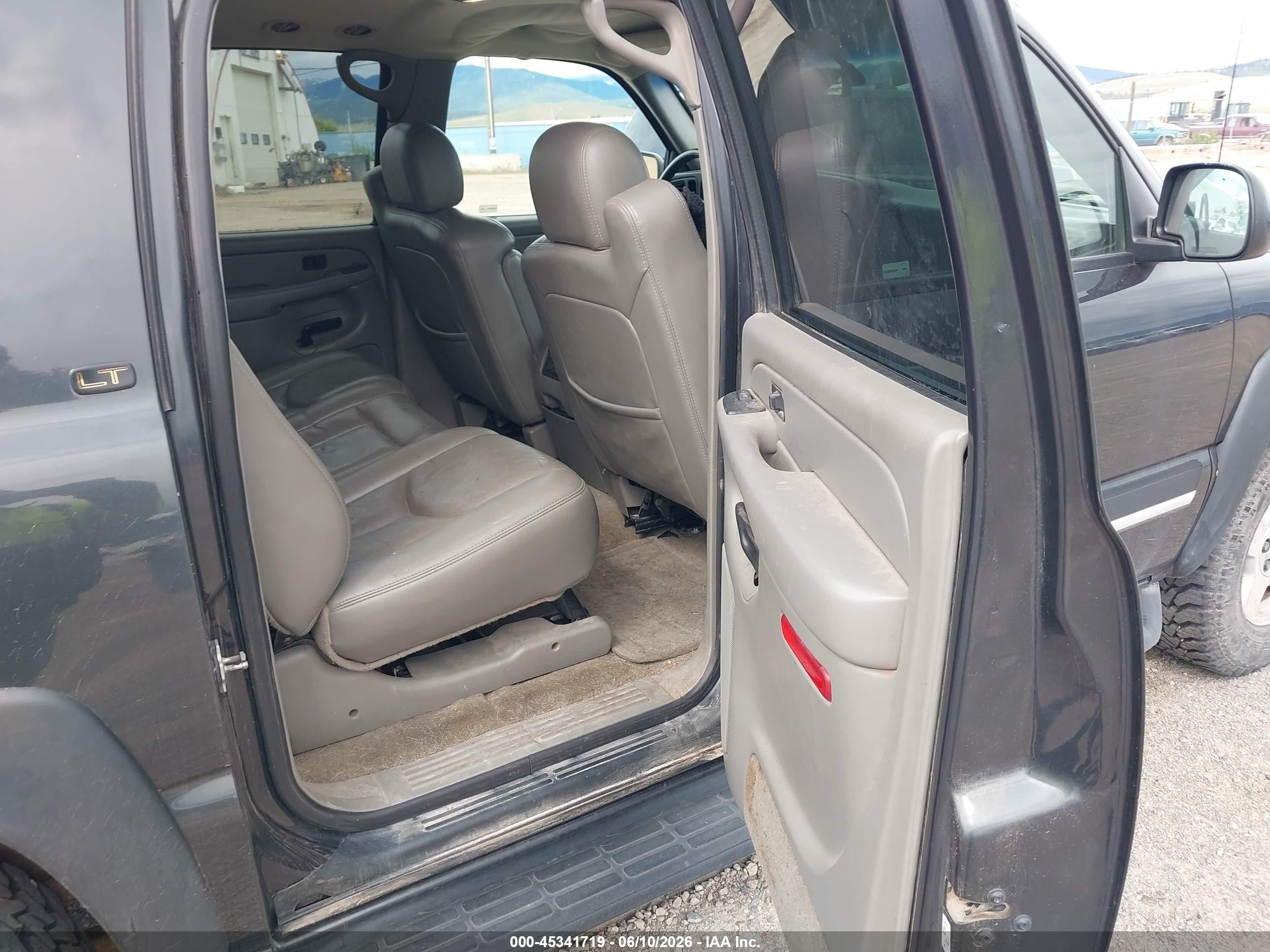 2005 Chevrolet Suburban 1500 Lt Gray vin: 1GNEC16Z75J157980