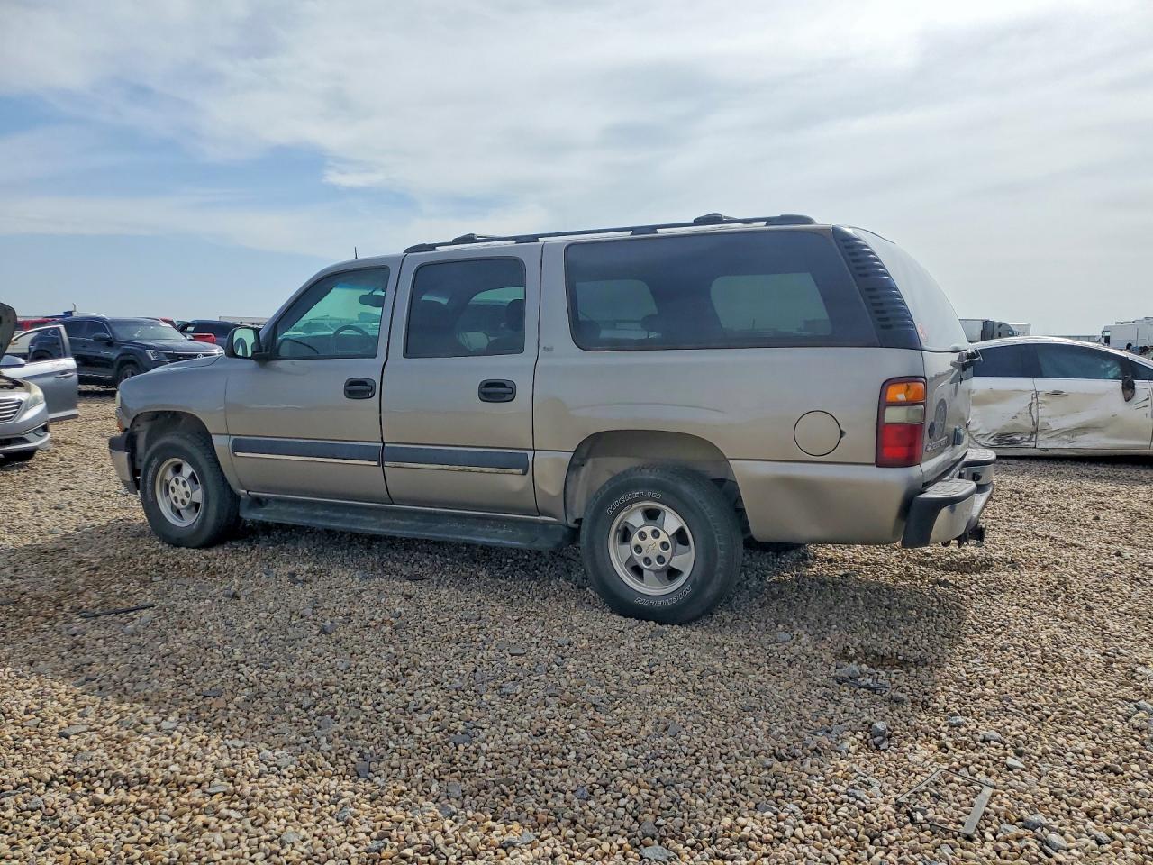 2002 Chevrolet Suburban Tan vin: 1GNEC16Z82J230852