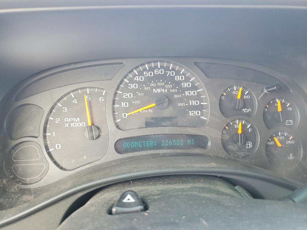 2003 Chevrolet Suburban Maroon vin: 1GNEC16Z83J166829