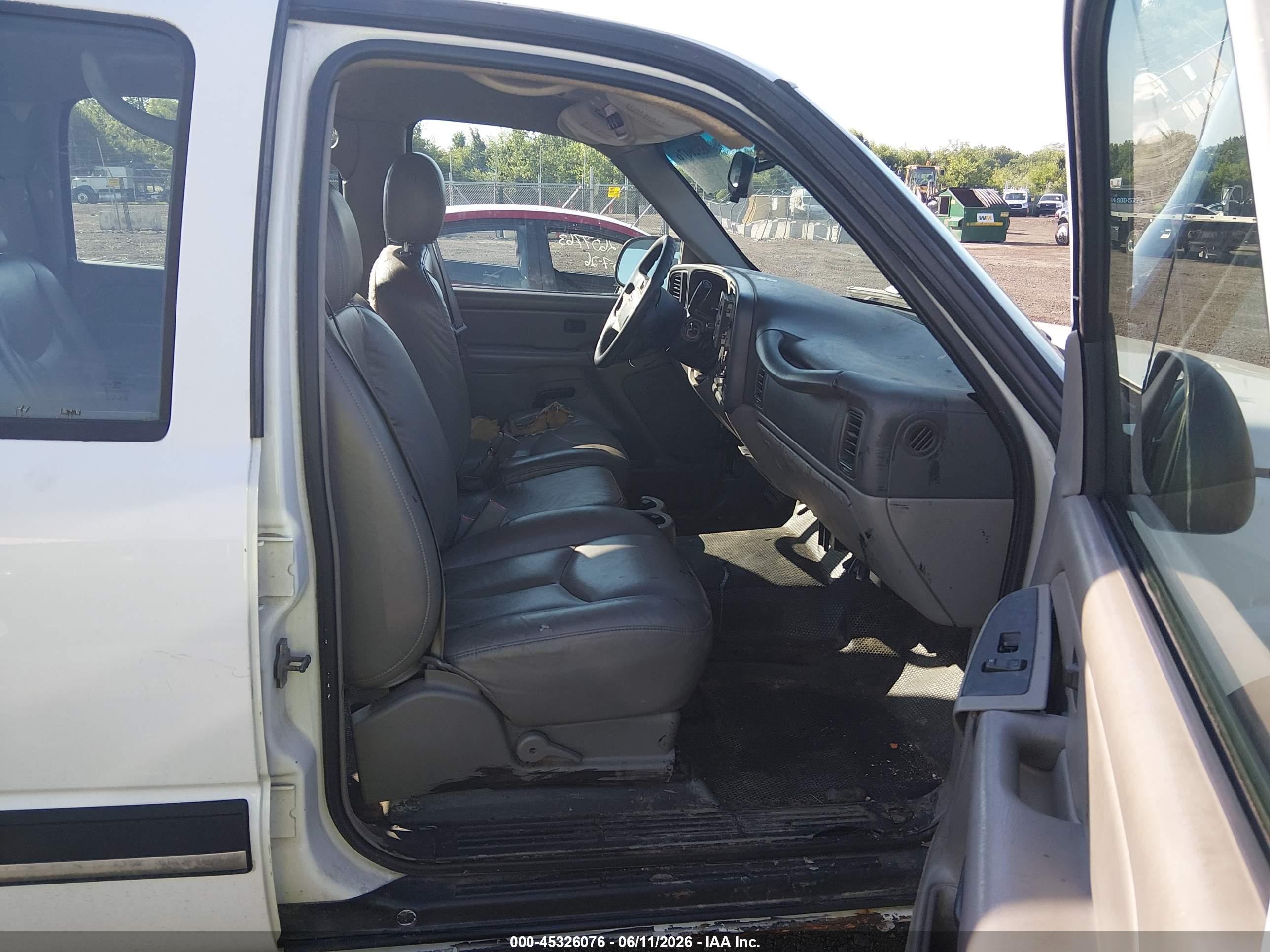 2005 Chevrolet Suburban 1500 Ls White vin: 1GNEC16Z95J242559