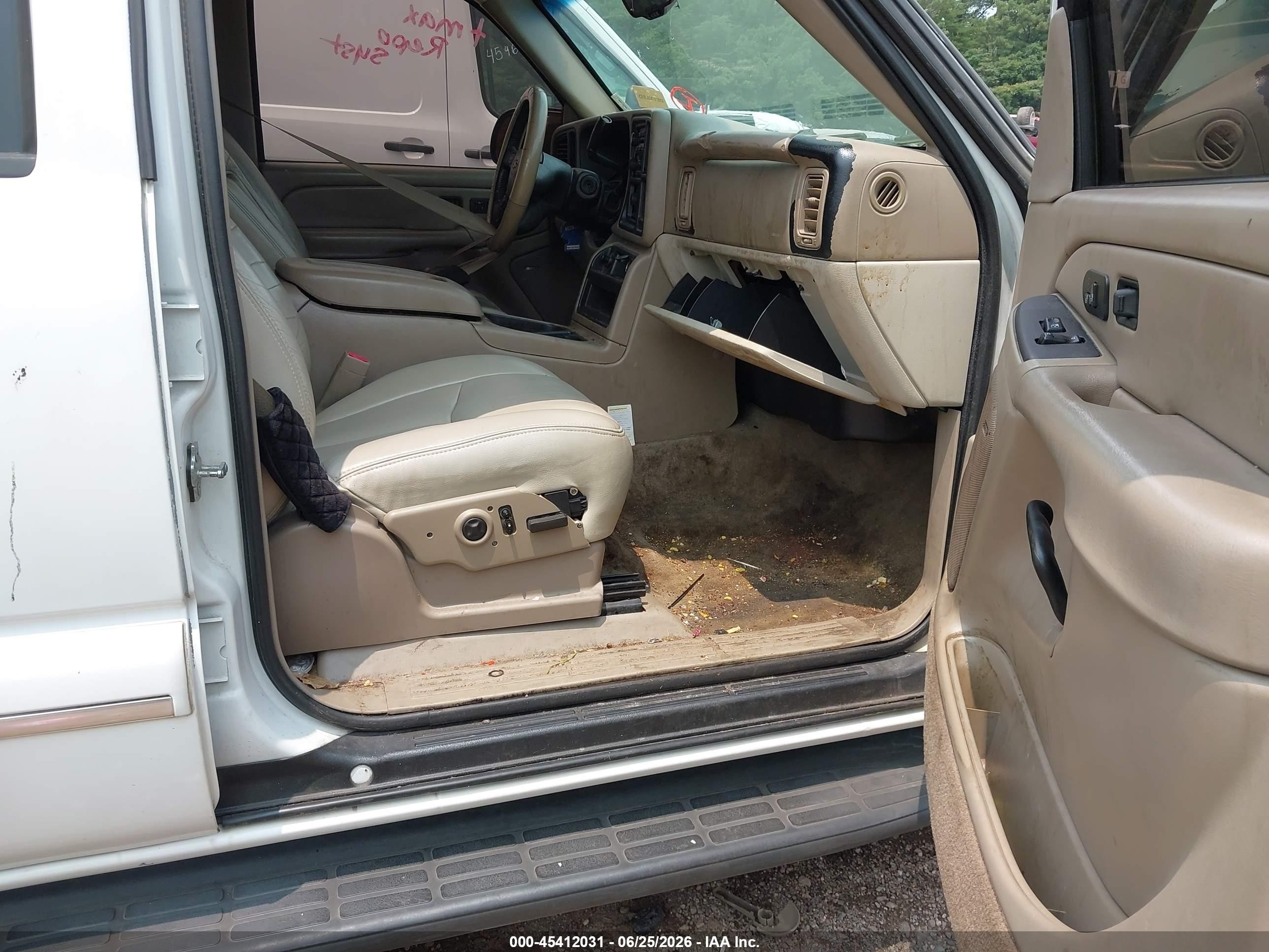 2004 Chevrolet Suburban 1500 Lt White vin: 1GNEC16ZX4J184010