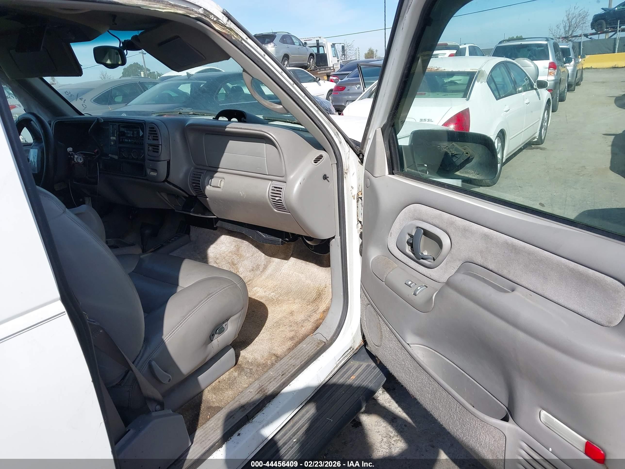 1998 Chevrolet Tahoe Ls Белый vin: 1GNEK13R2WJ377469