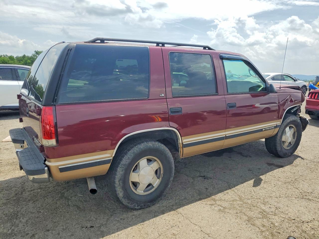 1999 Chevrolet Tahoe K1500 Two Tone vin: 1GNEK13R4XJ356995