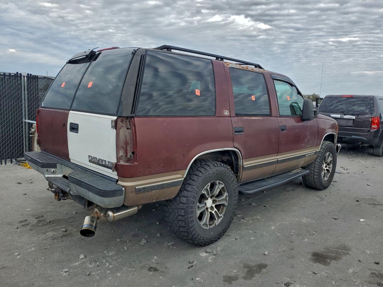 1998 Chevrolet Tahoe K1500 Бордовый vin: 1GNEK13R7WJ323052