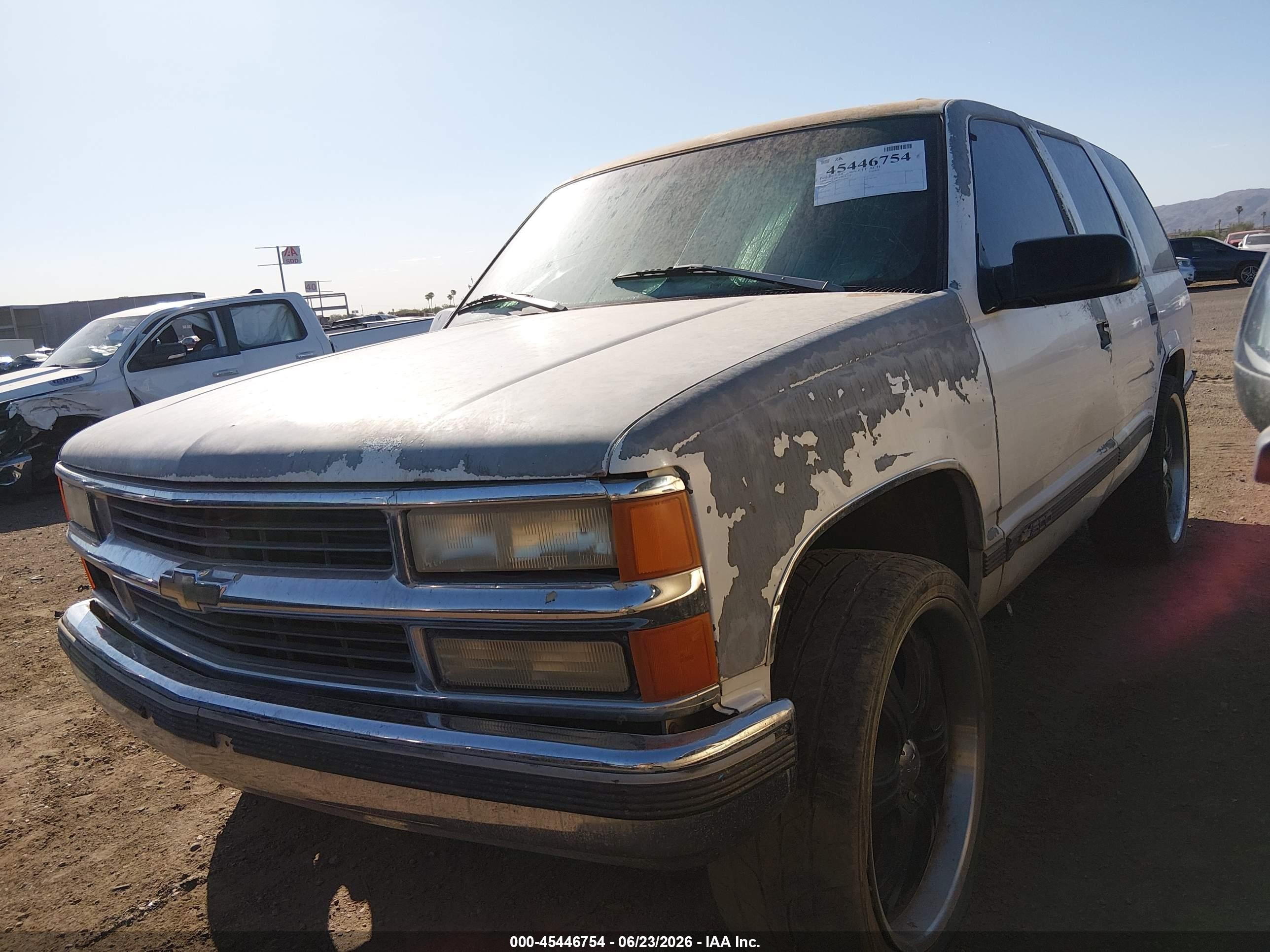 1996 Chevrolet Tahoe K1500 White vin: 1GNEK13R8TJ340924