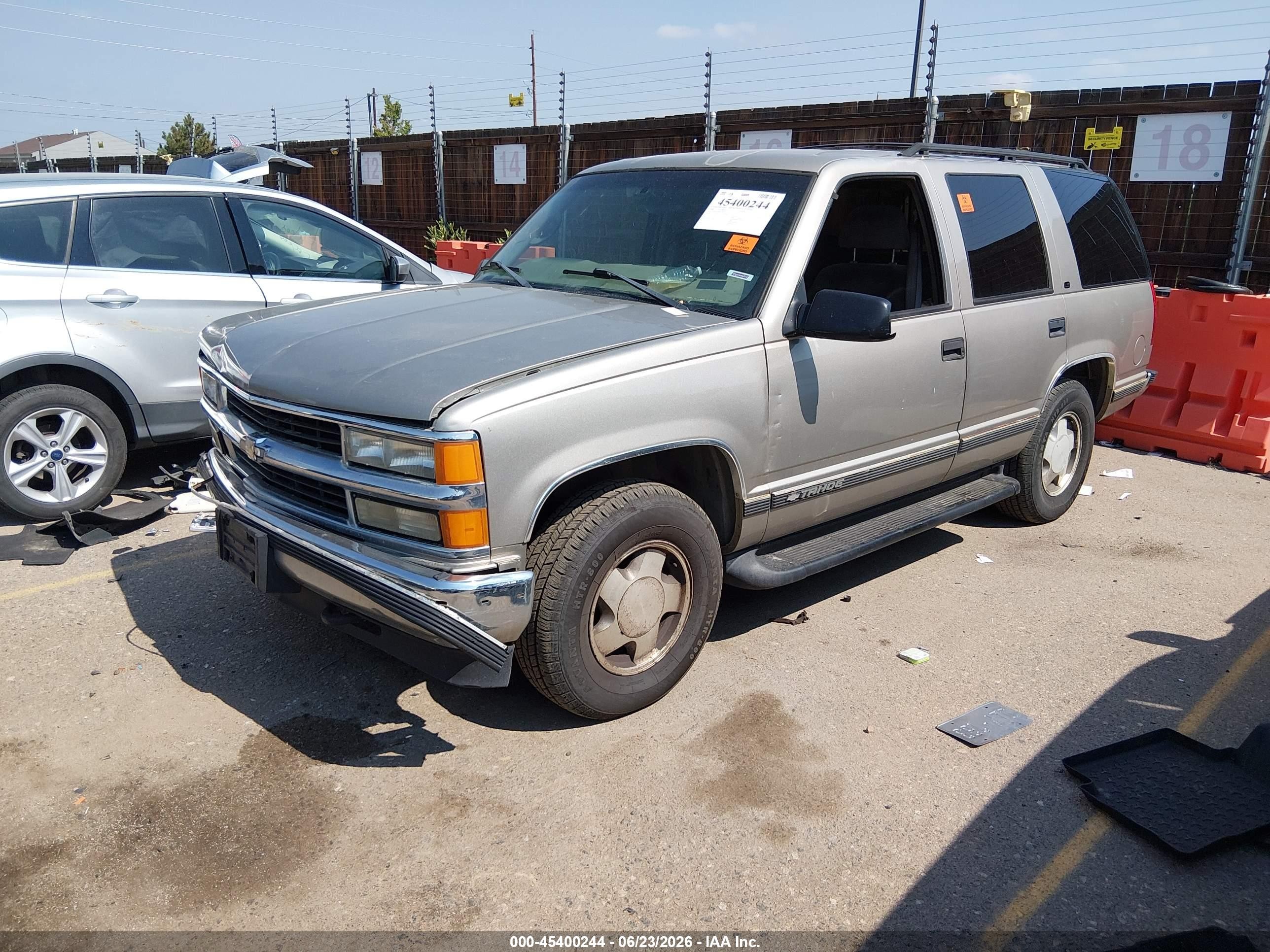 1998 Chevrolet Tahoe Ls Silver vin: 1GNEK13R8WJ370218