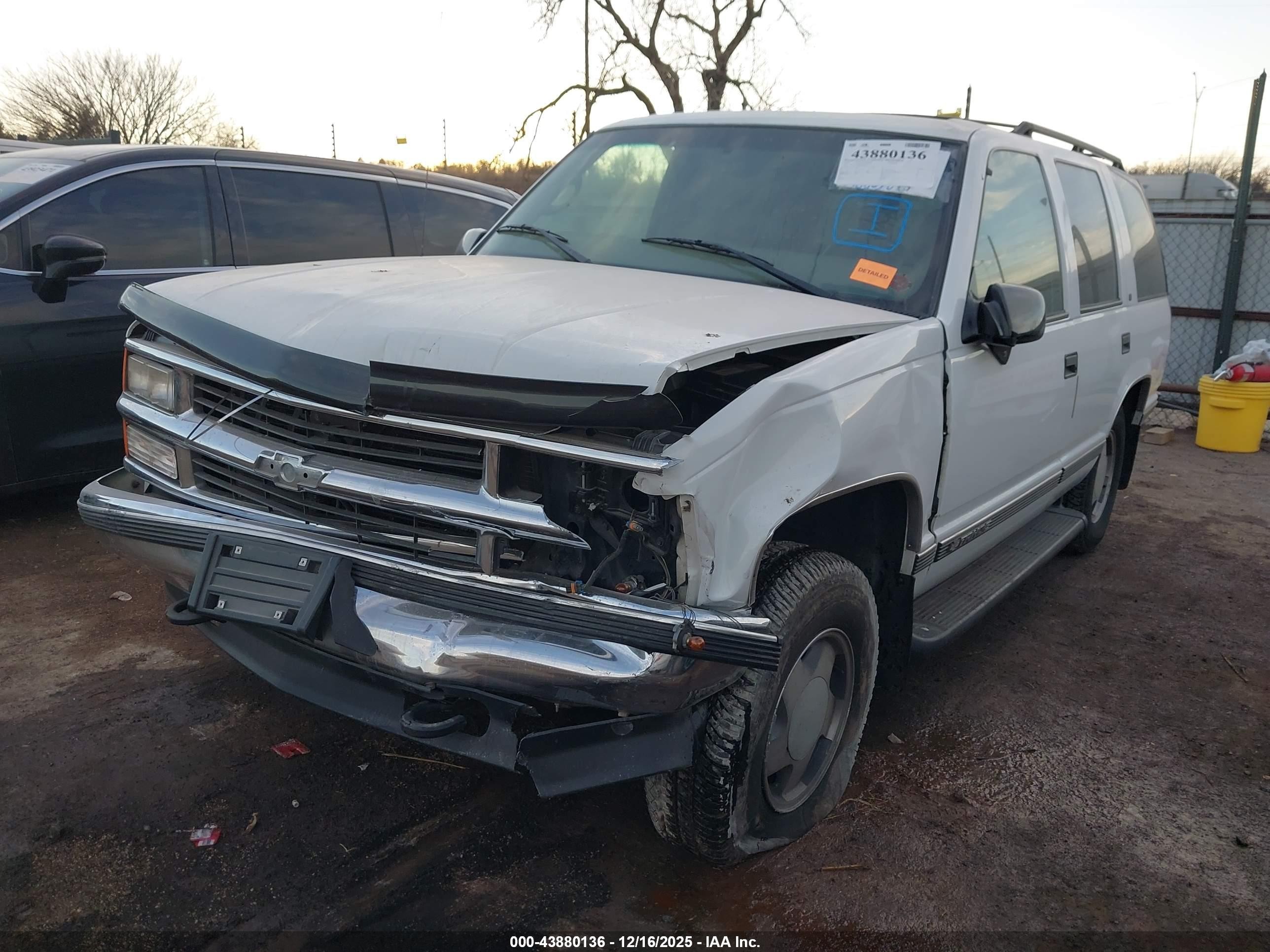 1999 Chevrolet Tahoe Ls White vin: 1GNEK13R8XJ325832