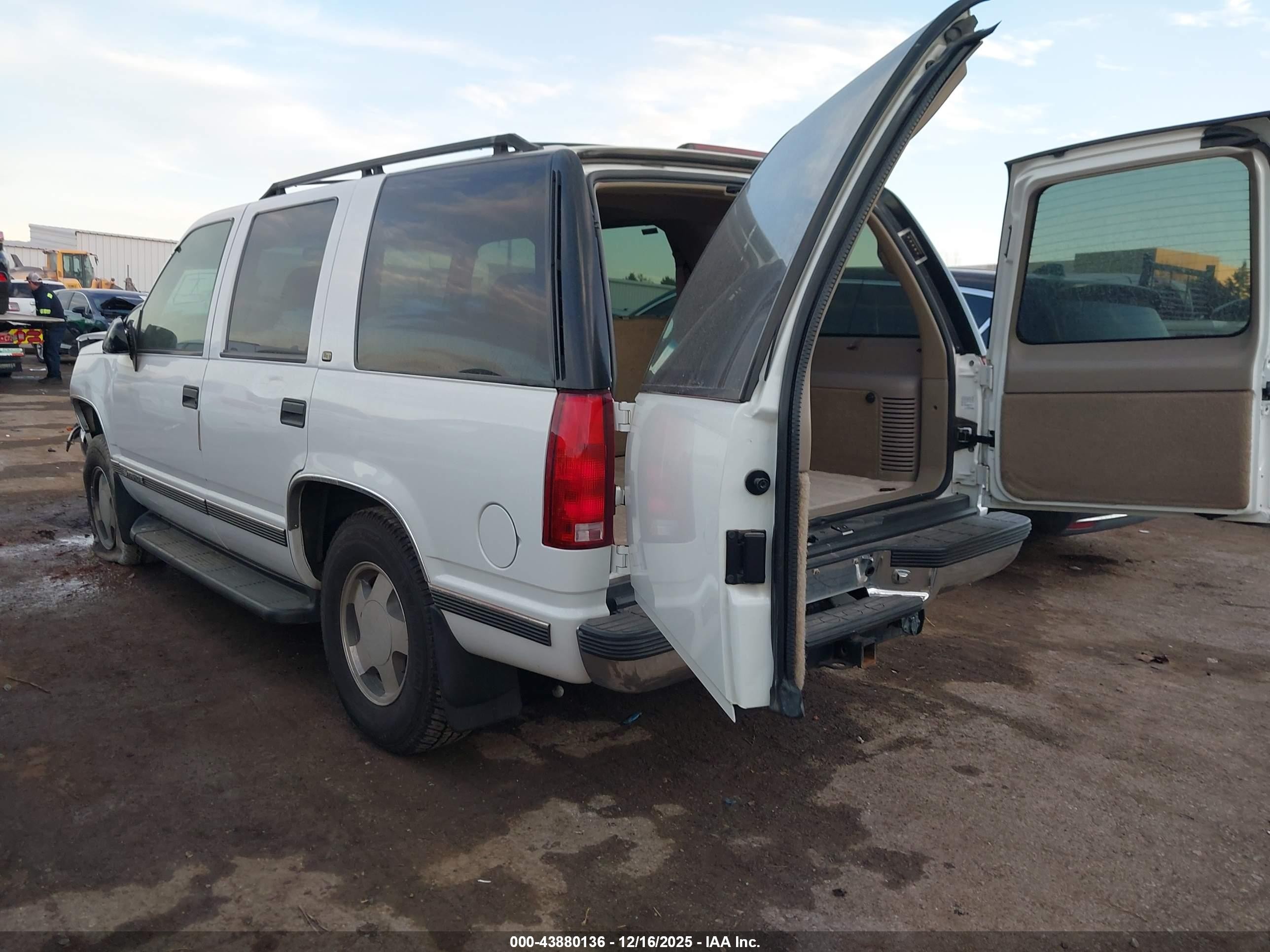 1999 Chevrolet Tahoe Ls White vin: 1GNEK13R8XJ325832