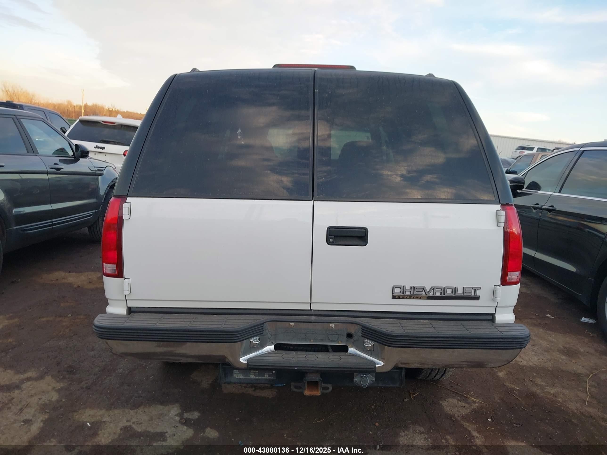 1999 Chevrolet Tahoe Ls White vin: 1GNEK13R8XJ325832